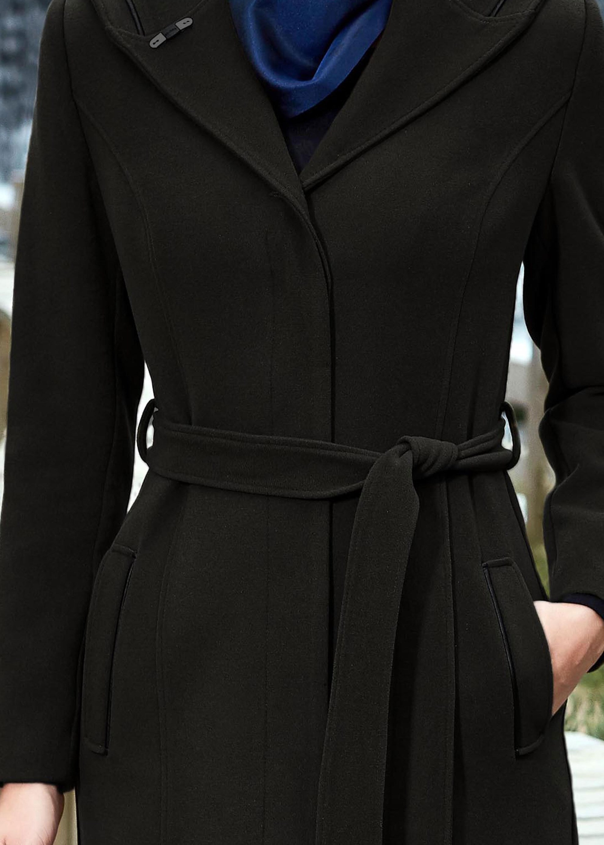 Tesettür giyim SİYAH GİZLİ DÜĞMELİ KUŞAKLI KABAN 9523