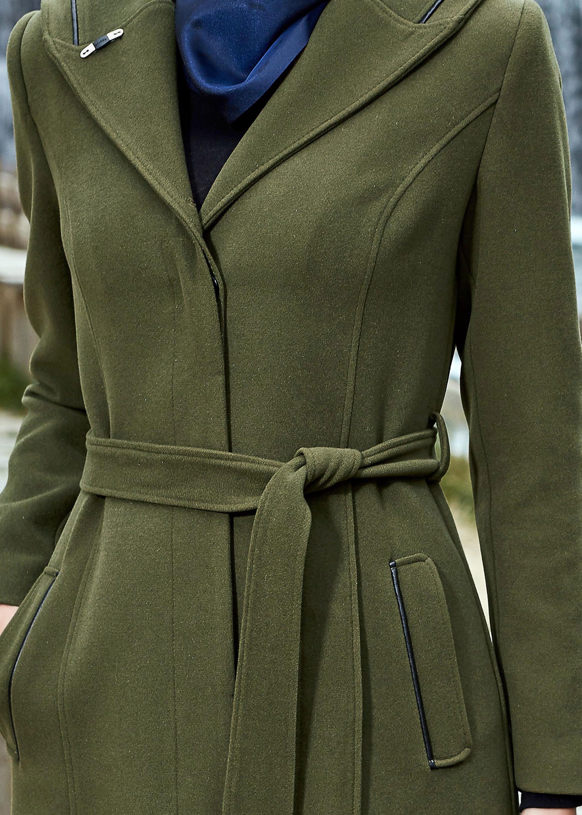 Tesettür giyim HAKİ GİZLİ DÜĞMELİ KUŞAKLI KABAN 9523