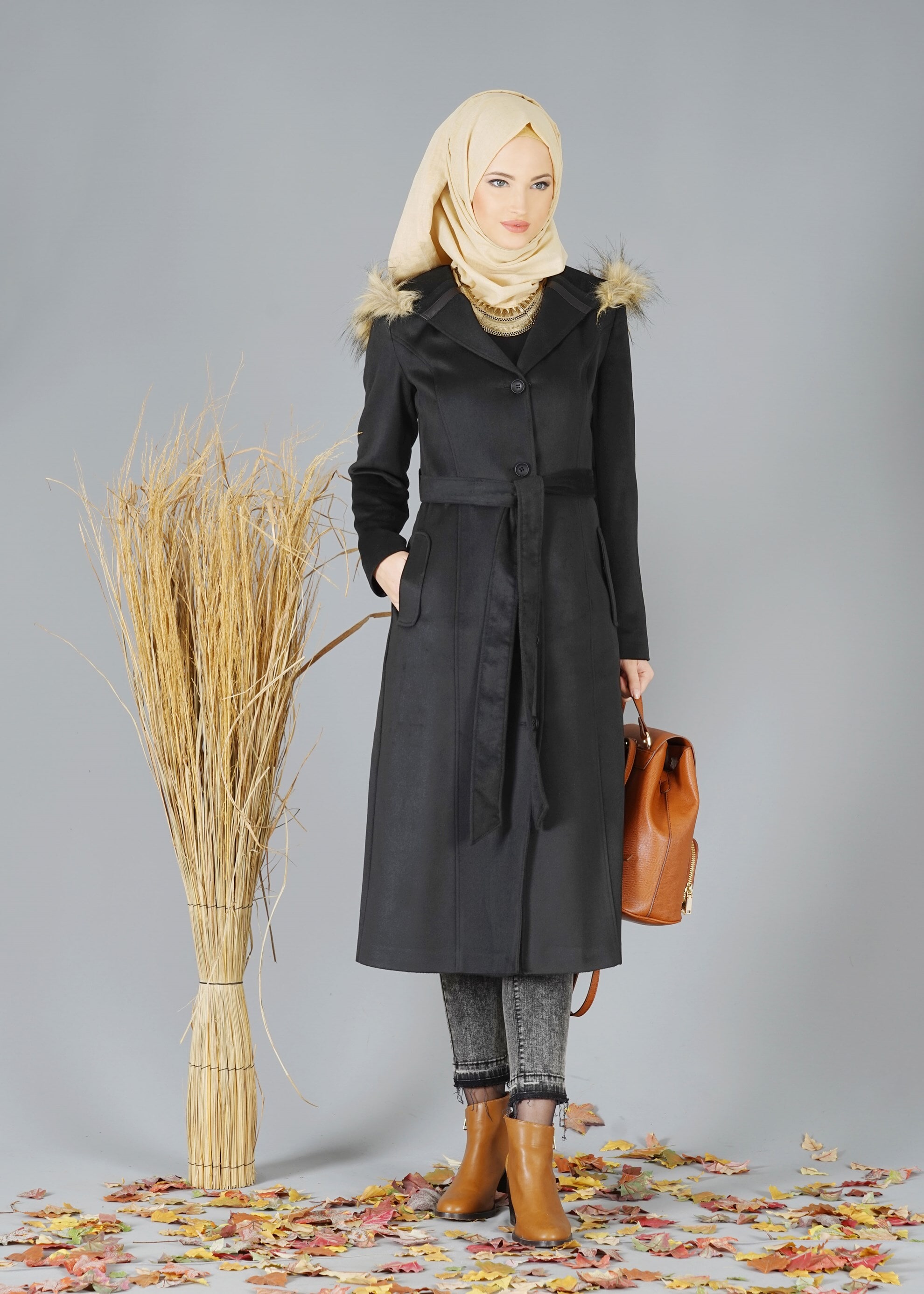 Tesettür giyim SİYAH KAPÜŞONU KÜRKLÜ KUŞAKLI KABAN 9526