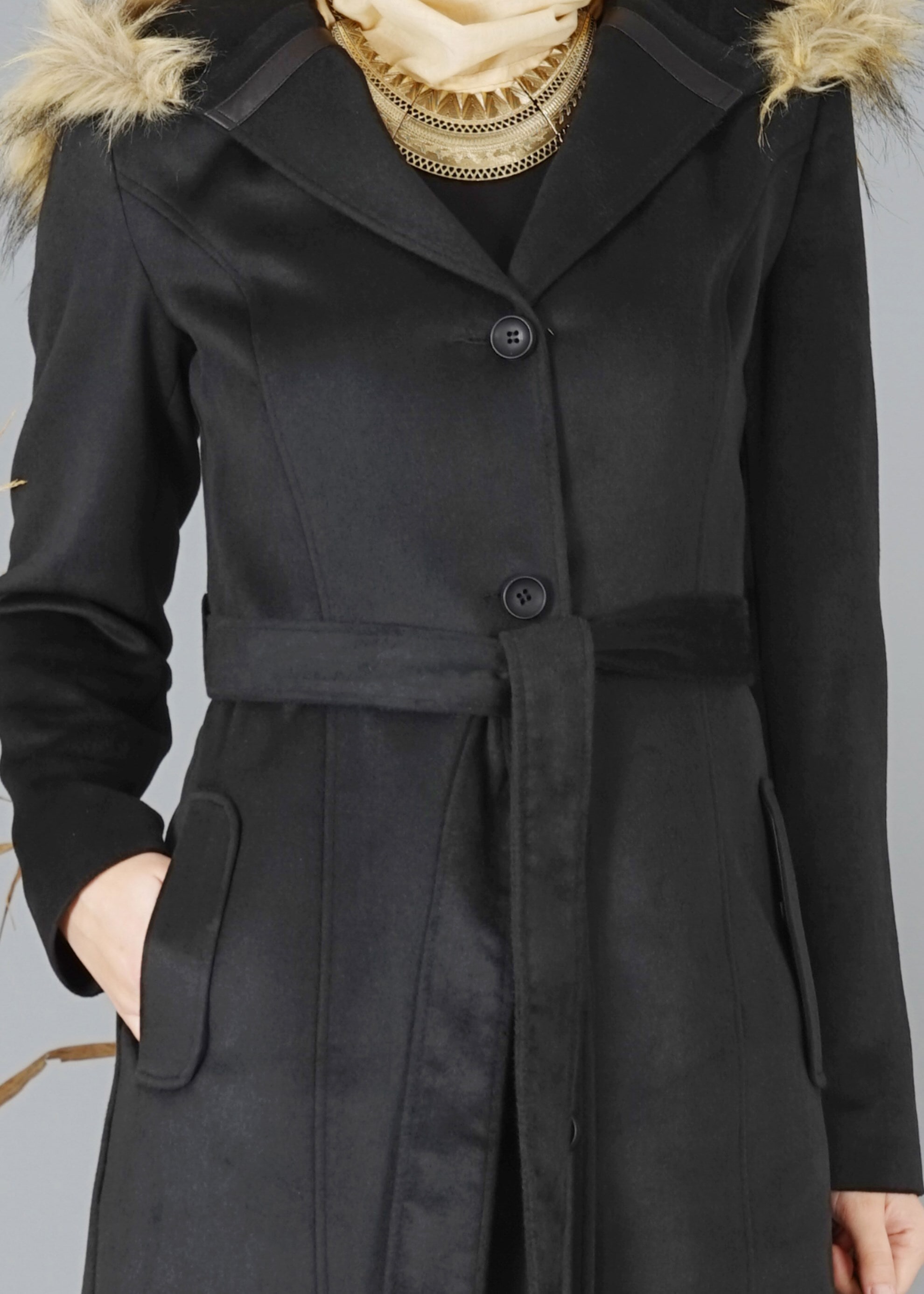 Tesettür giyim SİYAH KAPÜŞONU KÜRKLÜ KUŞAKLI KABAN 9526