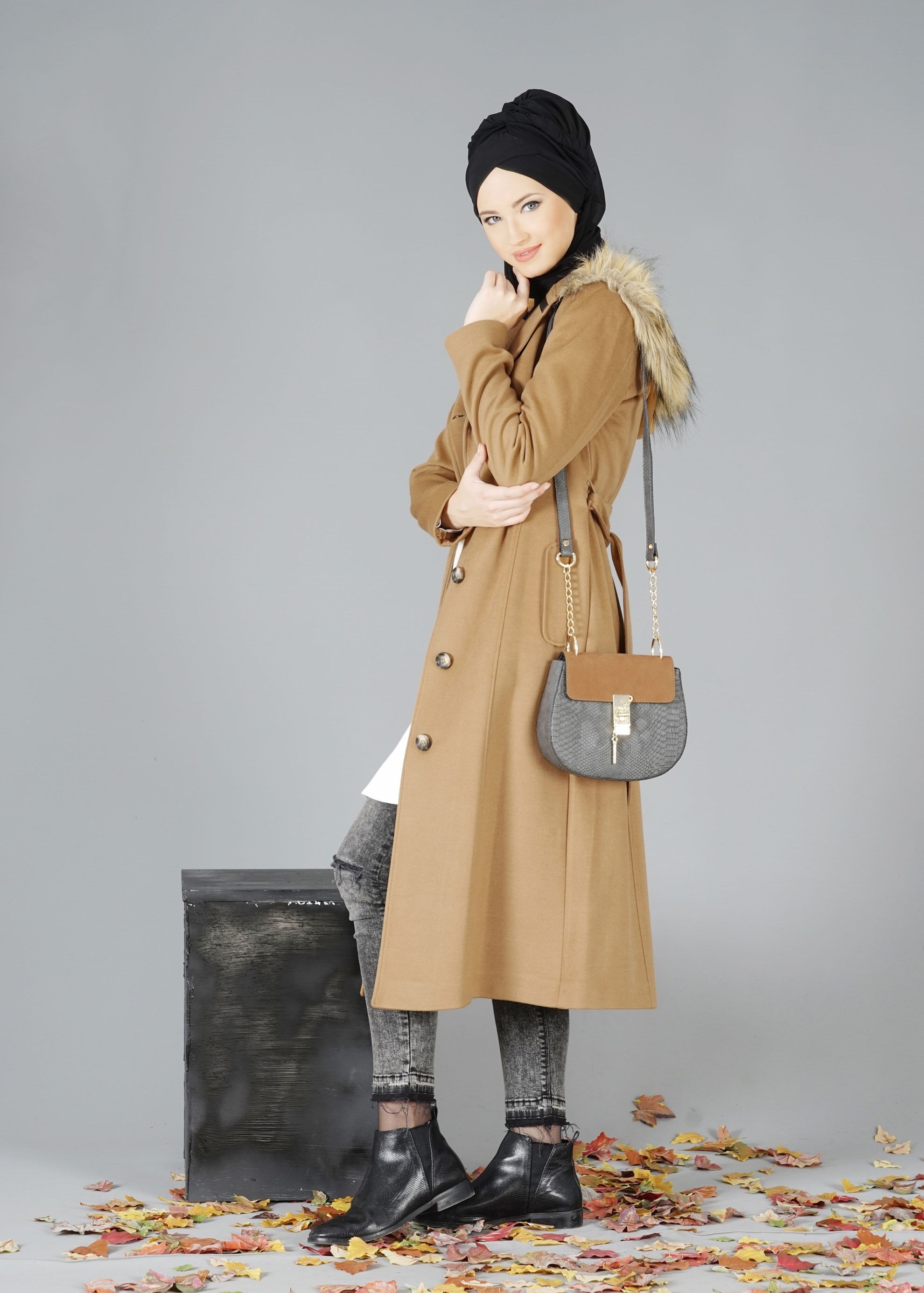 Tesettür giyim KAHVE KAPÜŞONU KÜRKLÜ KUŞAKLI KABAN 9526