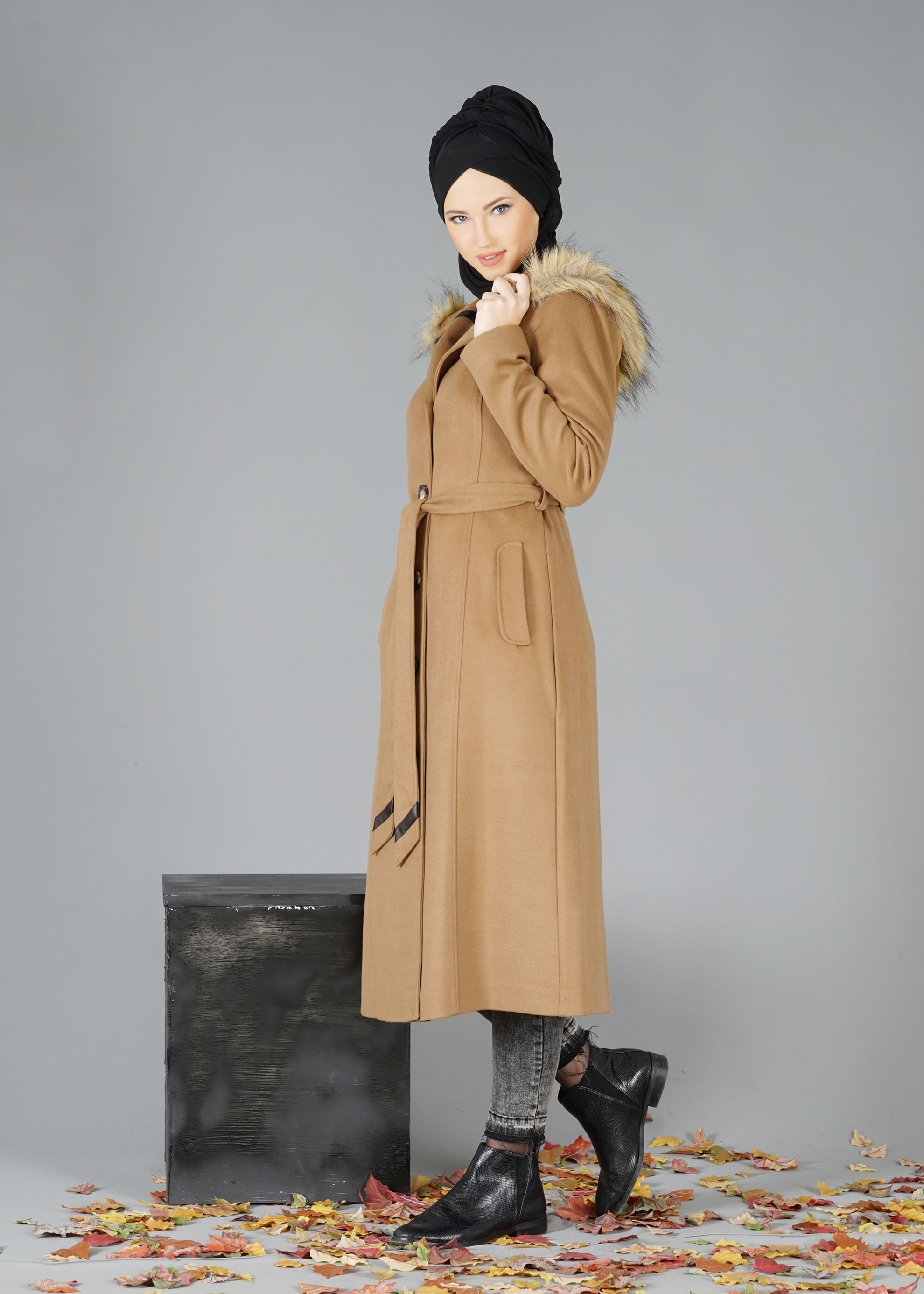 Tesettür giyim KAHVE KAPÜŞONU KÜRKLÜ KUŞAKLI KABAN 9526