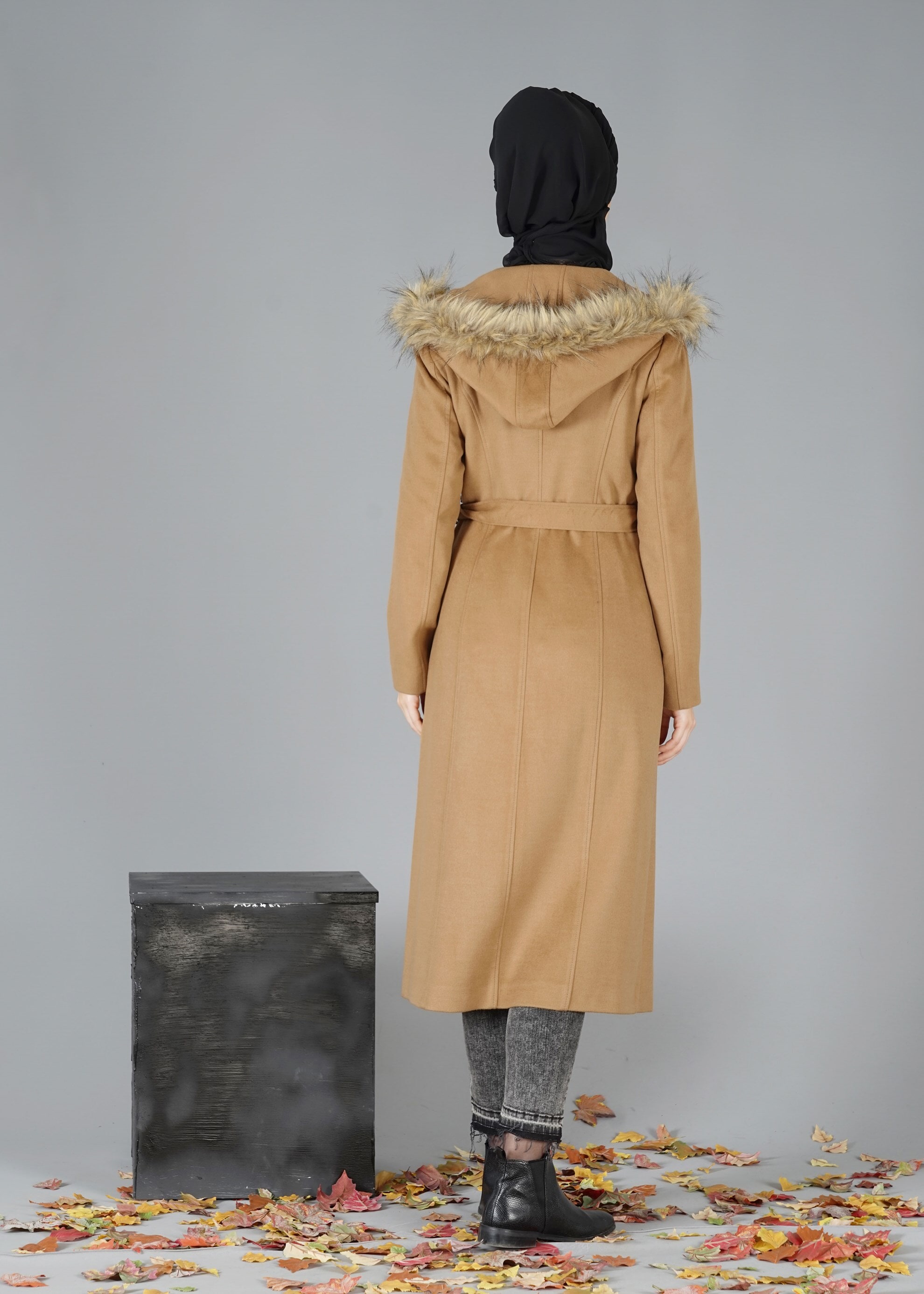 Tesettür giyim KAHVE KAPÜŞONU KÜRKLÜ KUŞAKLI KABAN 9526