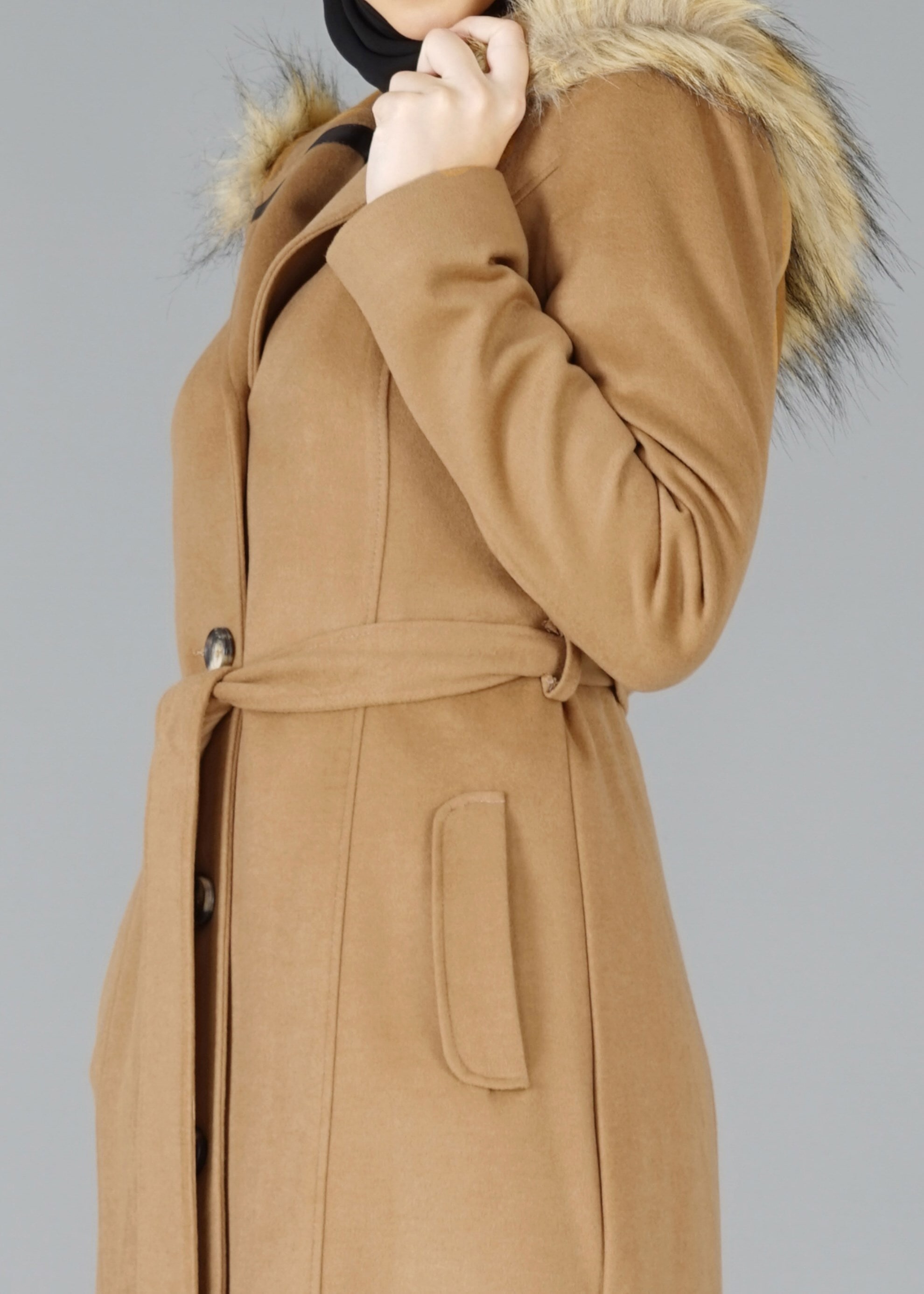 Tesettür giyim KAHVE KAPÜŞONU KÜRKLÜ KUŞAKLI KABAN 9526