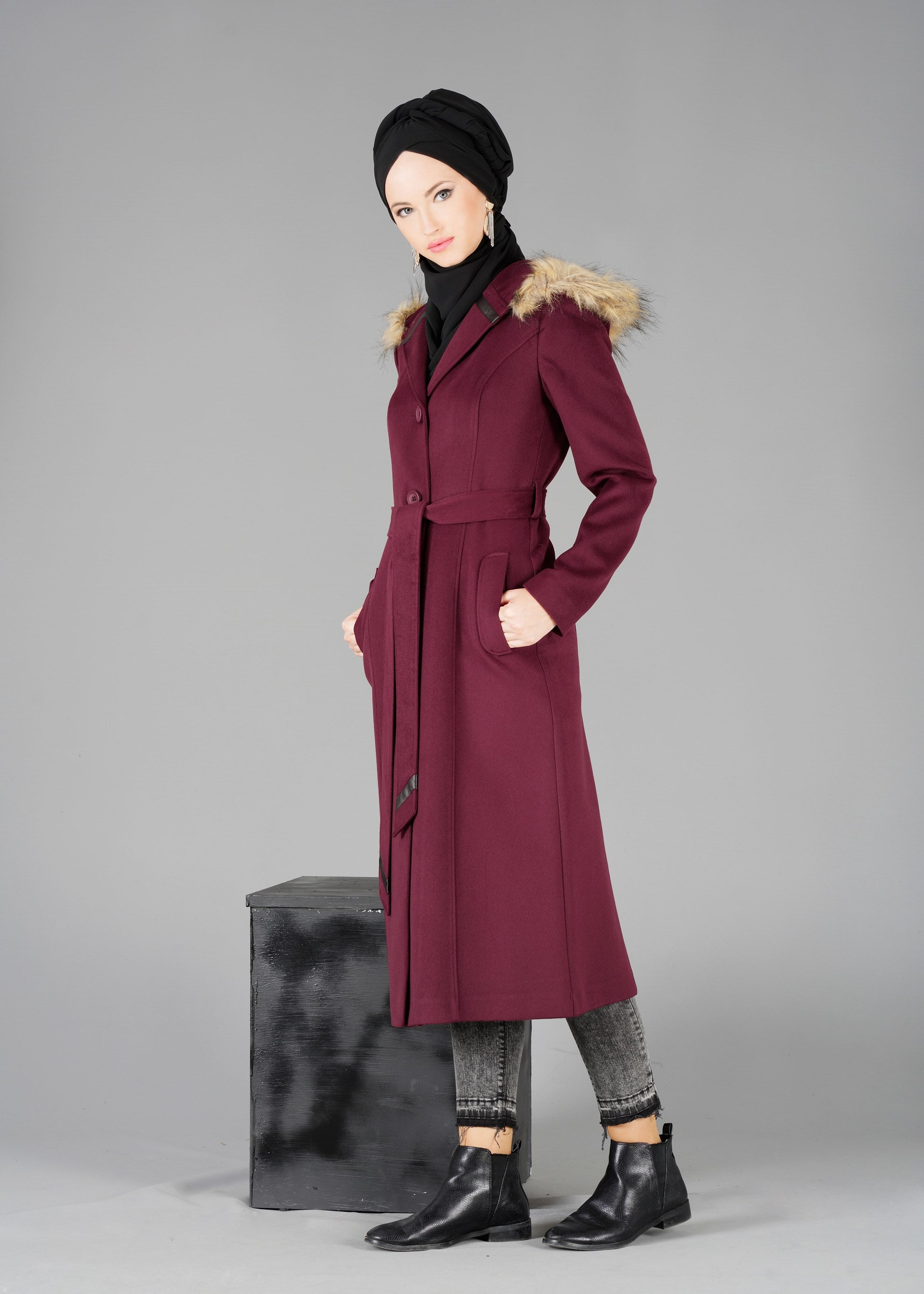 Tesettür giyim BORDO KAPÜŞONU KÜRKLÜ KUŞAKLI KABAN 9526