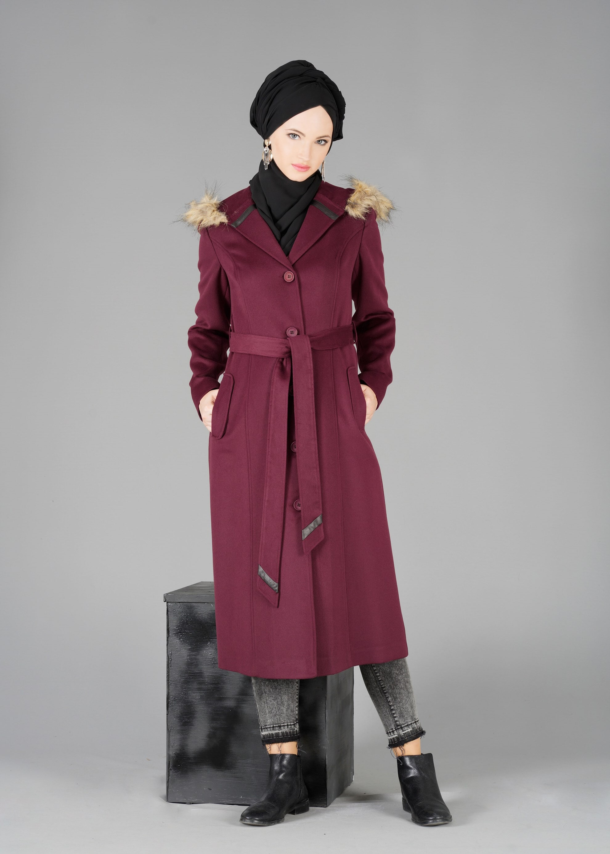 Tesettür giyim BORDO KAPÜŞONU KÜRKLÜ KUŞAKLI KABAN 9526