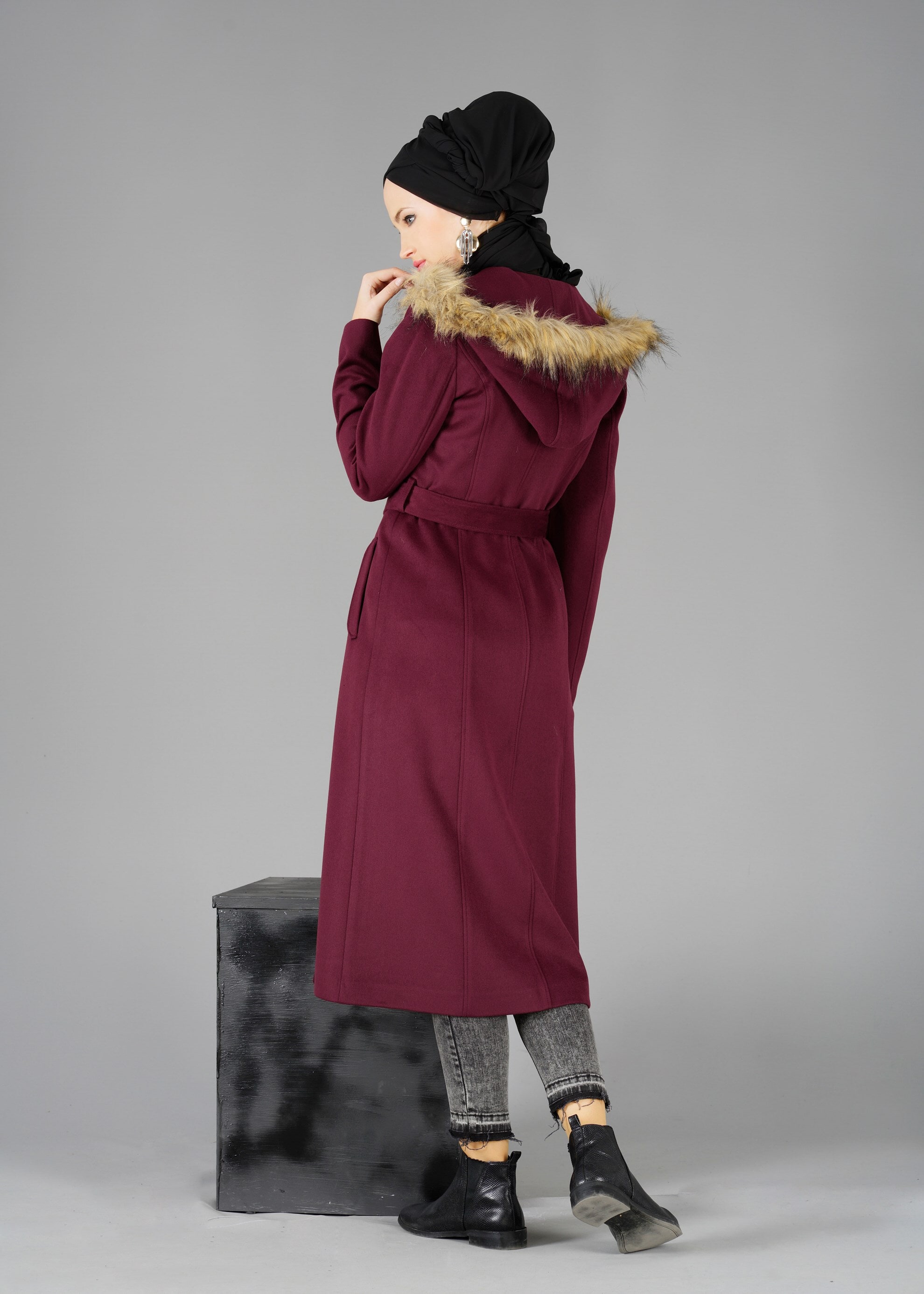 Tesettür giyim BORDO KAPÜŞONU KÜRKLÜ KUŞAKLI KABAN 9526