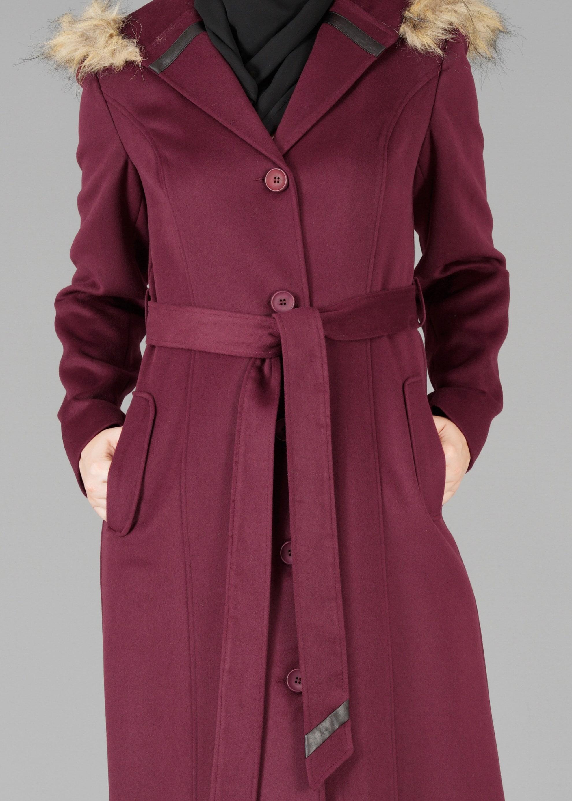 Tesettür giyim BORDO KAPÜŞONU KÜRKLÜ KUŞAKLI KABAN 9526