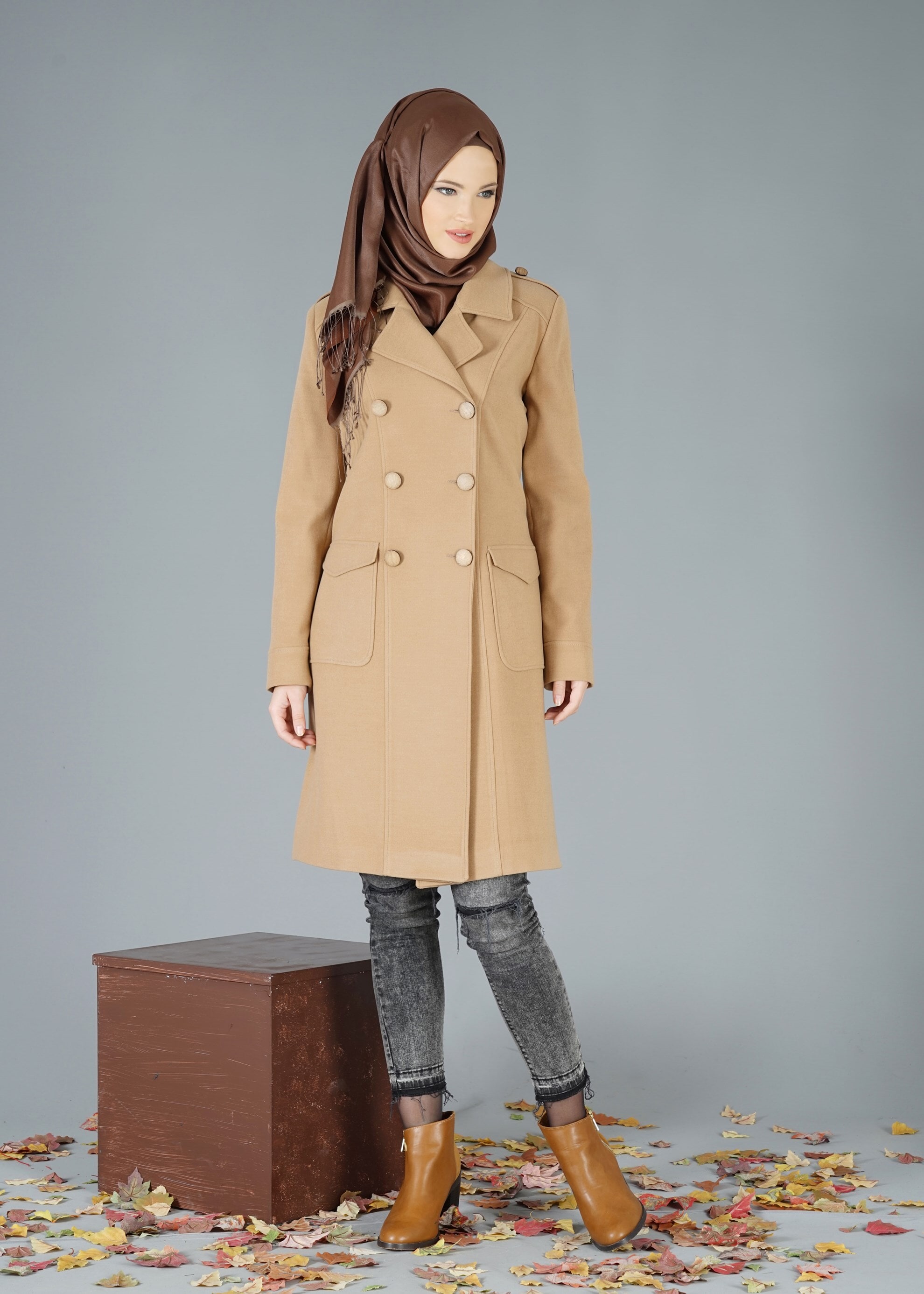 Tesettür giyim KAHVE KRUVAZE YAKA DÜĞMELİ KABAN 9550