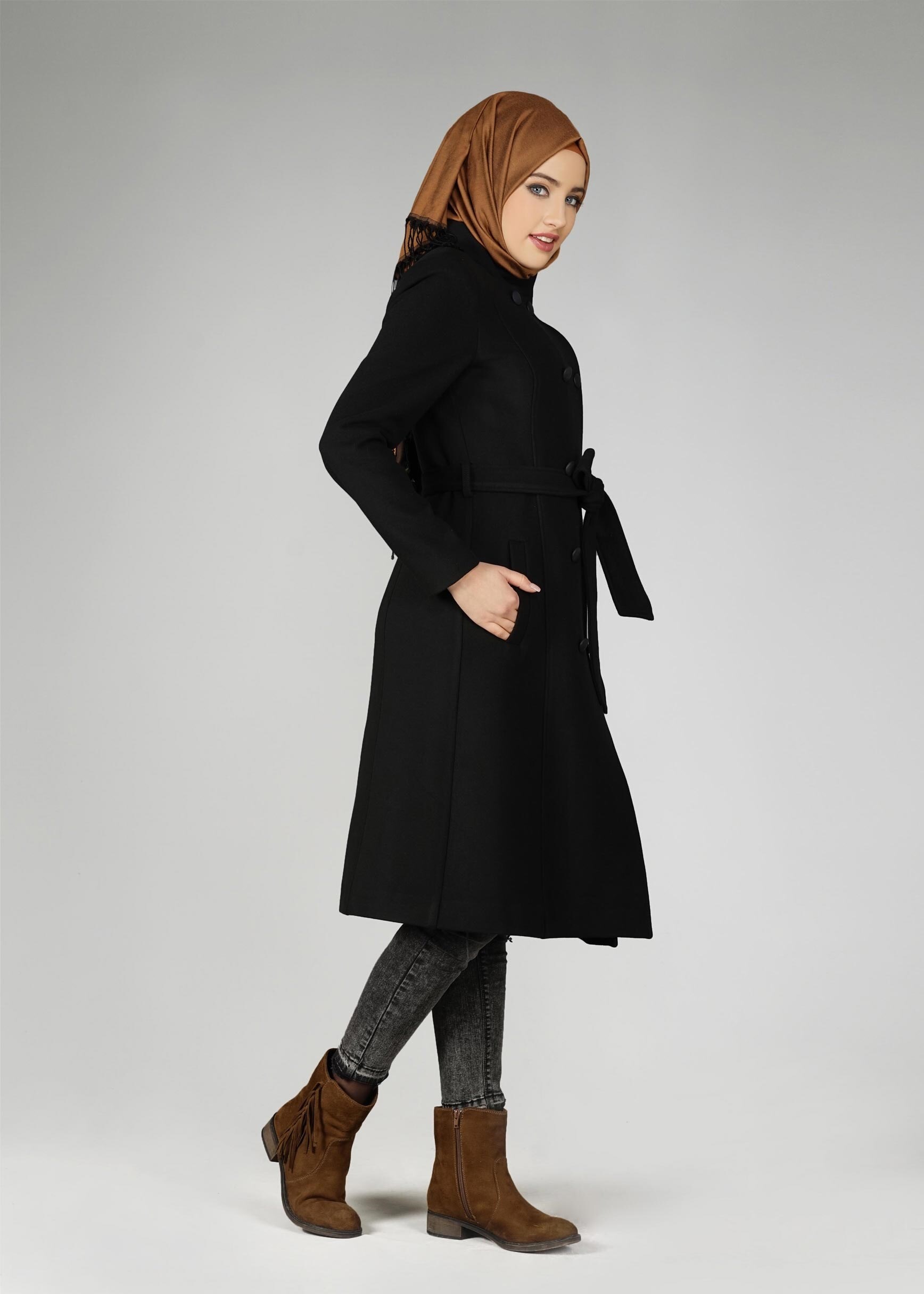 Tesettür giyim SİYAH HAKİM YAKA DÜĞMELİ KABAN 9564