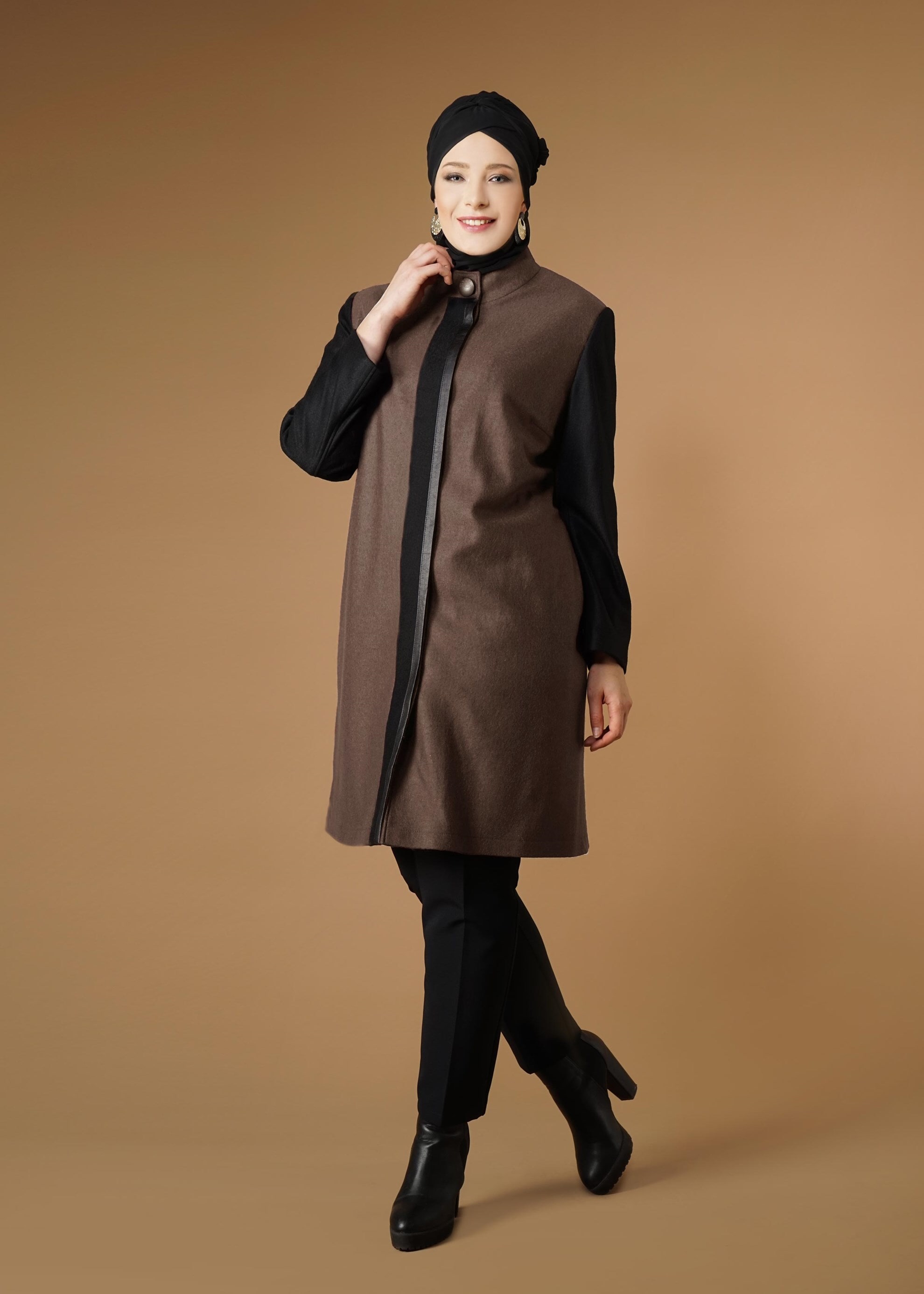 Tesettür giyim VİZON ŞERİT DETAYLI DÜĞMELİ KABAN 9565