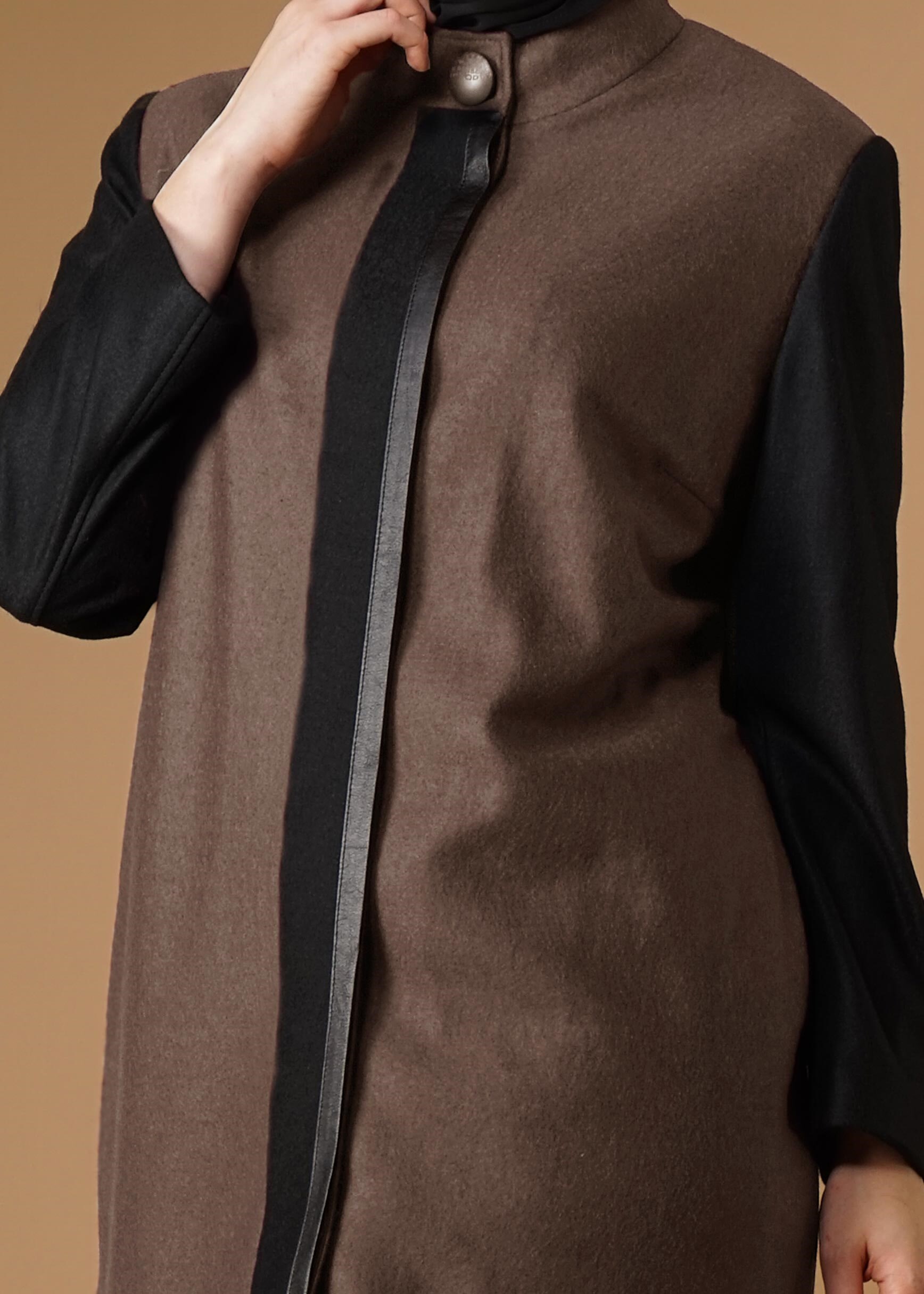 Tesettür giyim VİZON ŞERİT DETAYLI DÜĞMELİ KABAN 9565