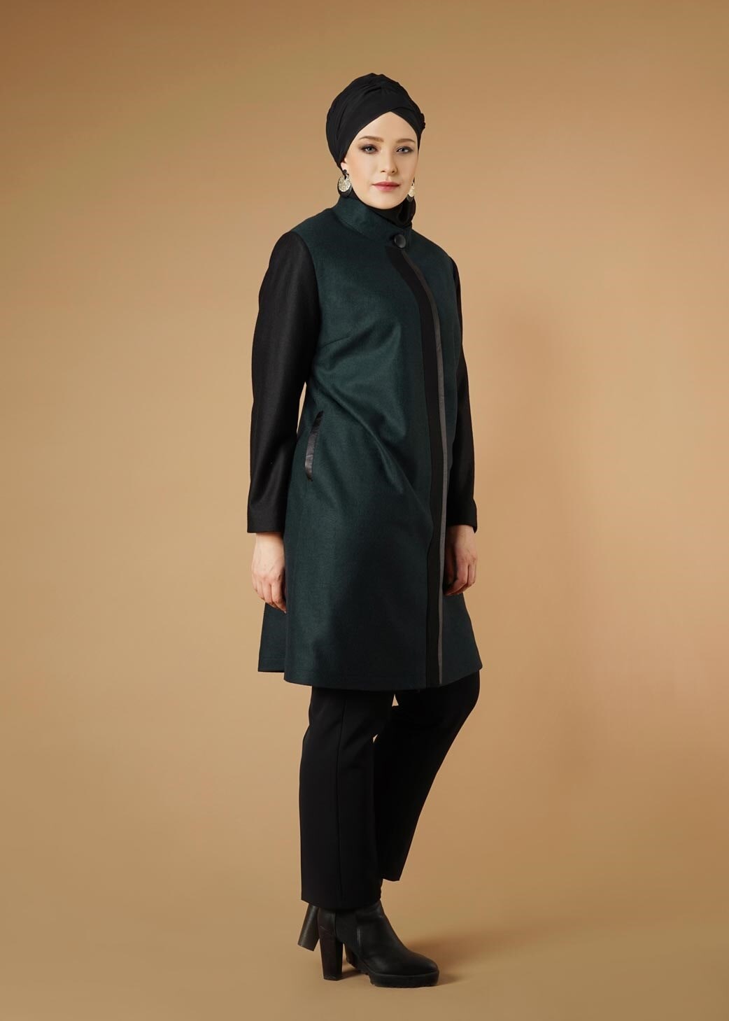 Tesettür giyim YEŞİL ŞERİT DETAYLI DÜĞMELİ KABAN 9565