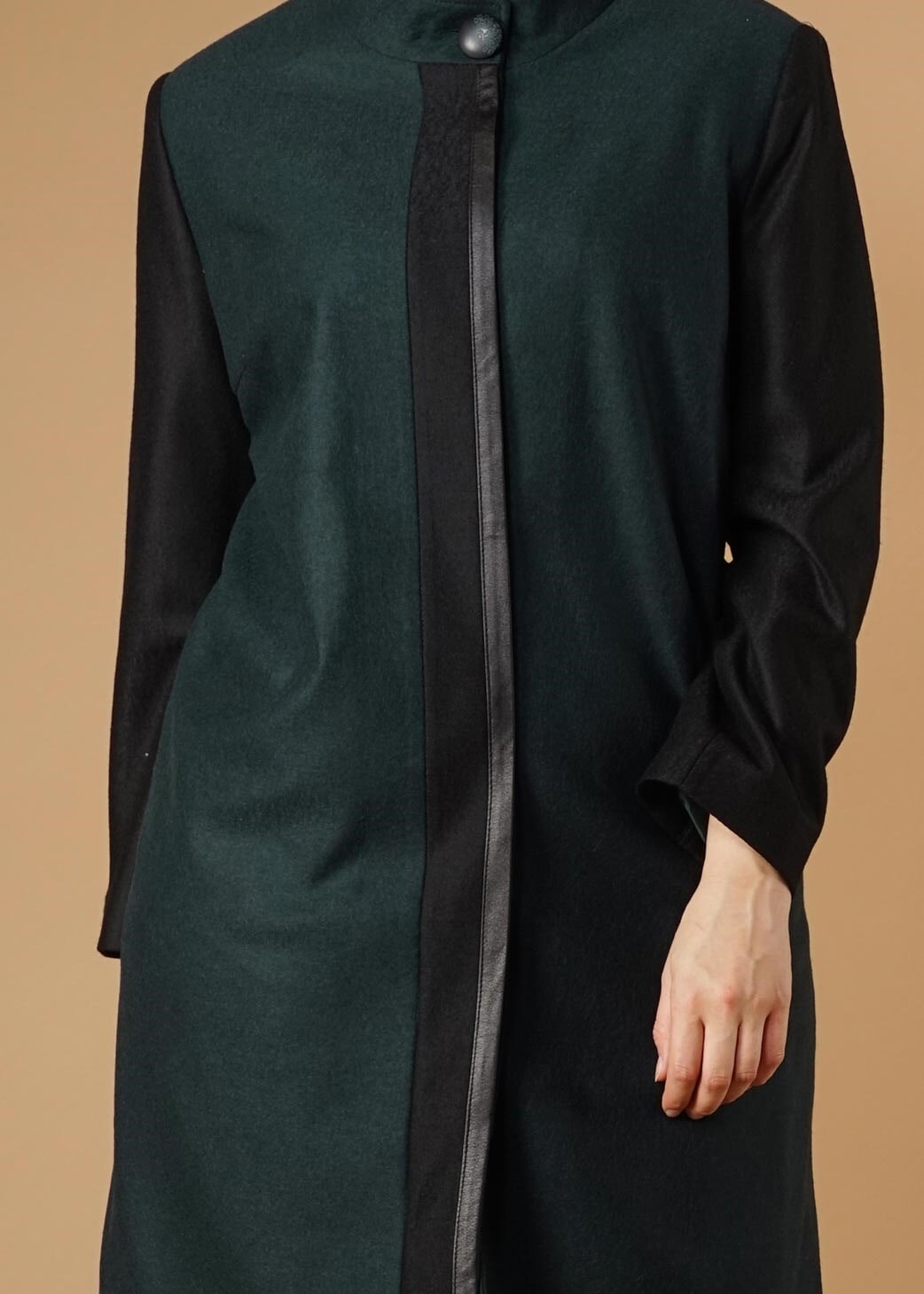 Tesettür giyim YEŞİL ŞERİT DETAYLI DÜĞMELİ KABAN 9565