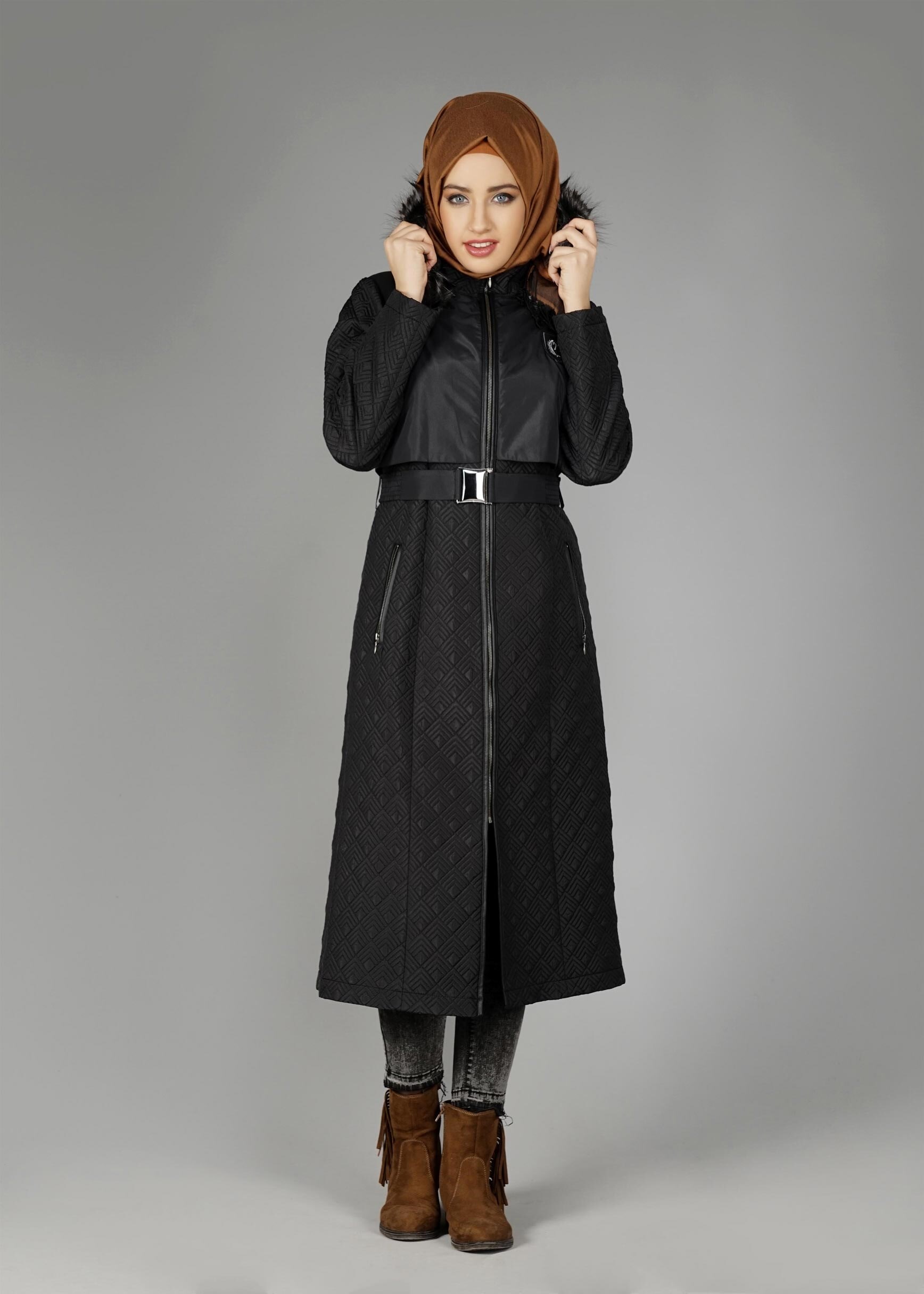 Tesettür giyim SİYAH KENDİNDEN DESENLİ KAPÜŞONU KÜRKLÜ KABAN 9597