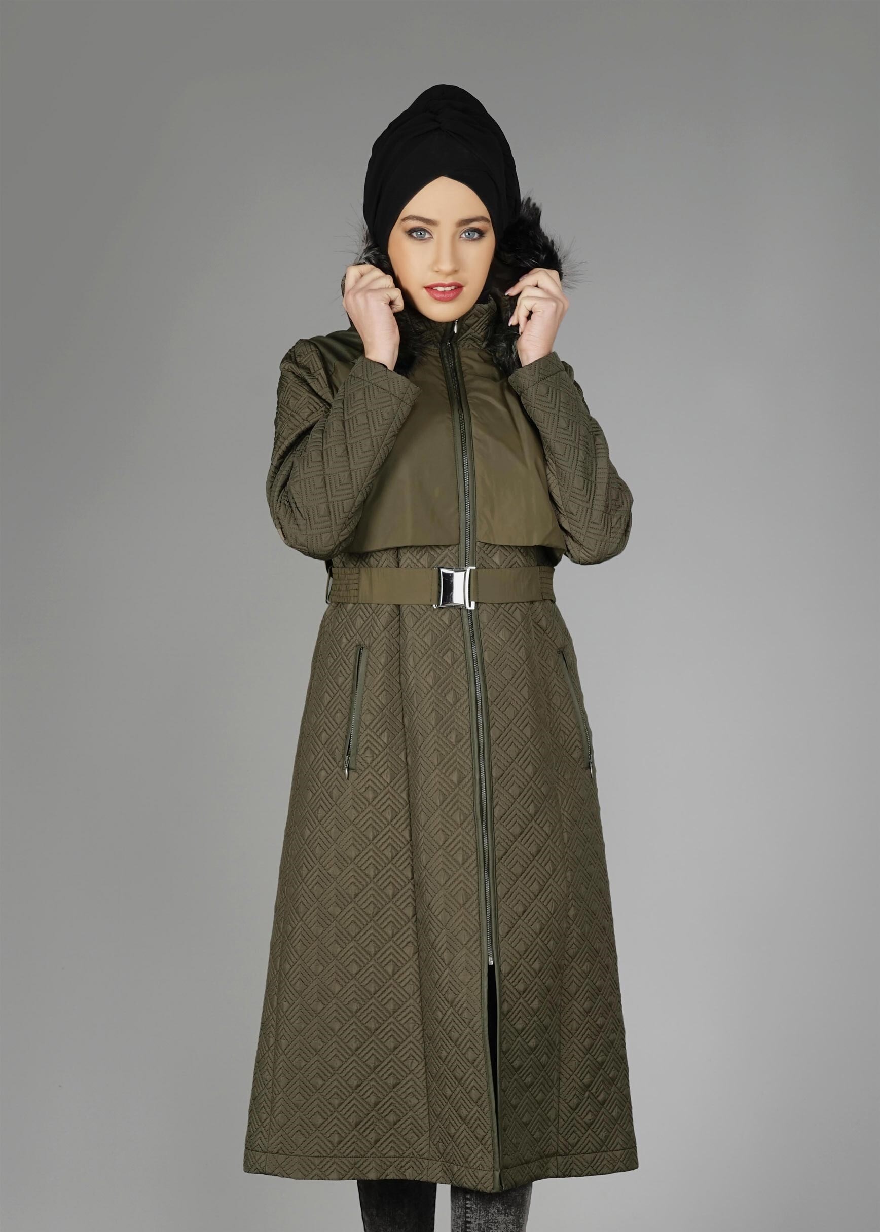 Tesettür giyim HAKİ KENDİNDEN DESENLİ KAPÜŞONU KÜRKLÜ KABAN 9597