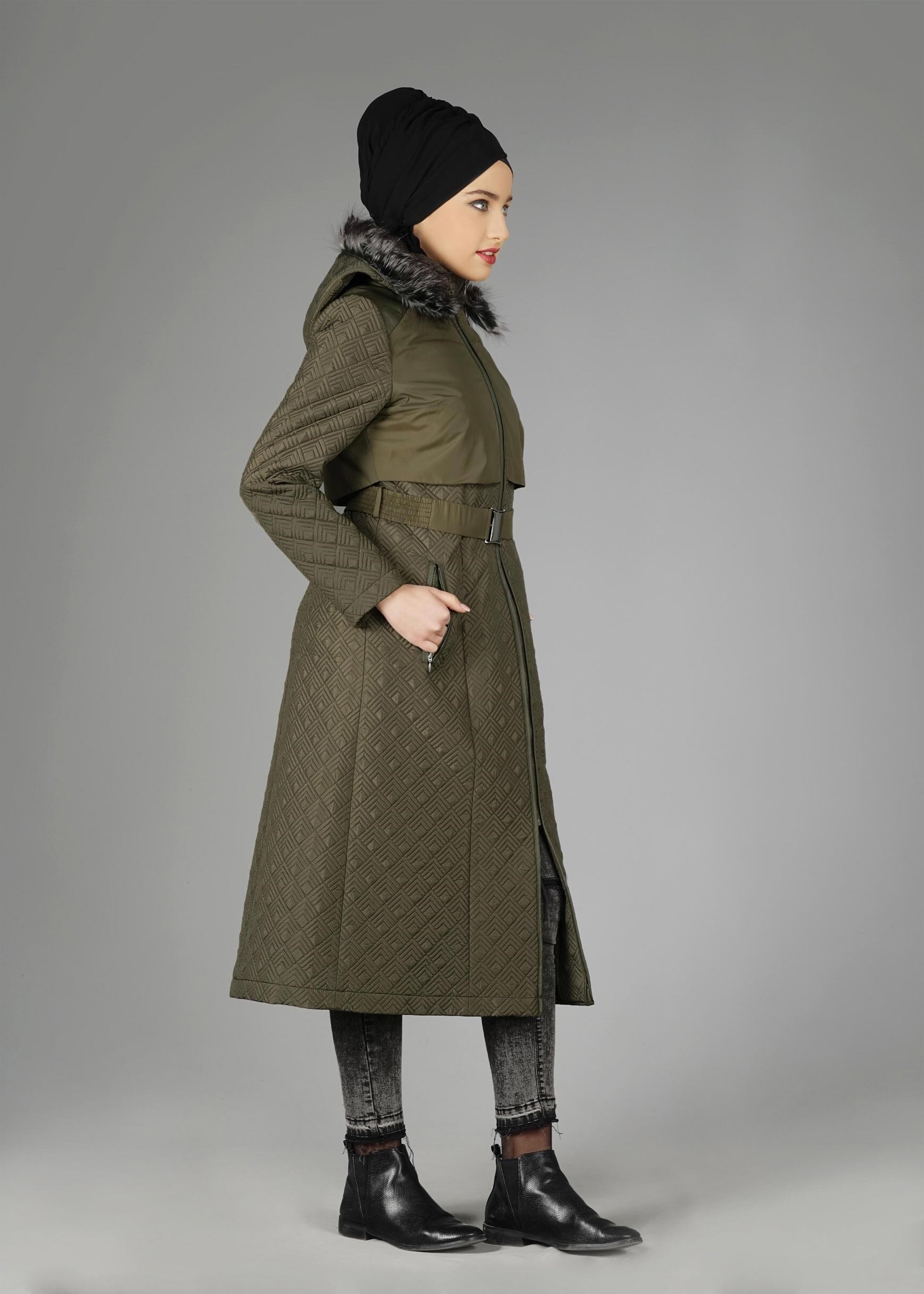 Tesettür giyim HAKİ KENDİNDEN DESENLİ KAPÜŞONU KÜRKLÜ KABAN 9597