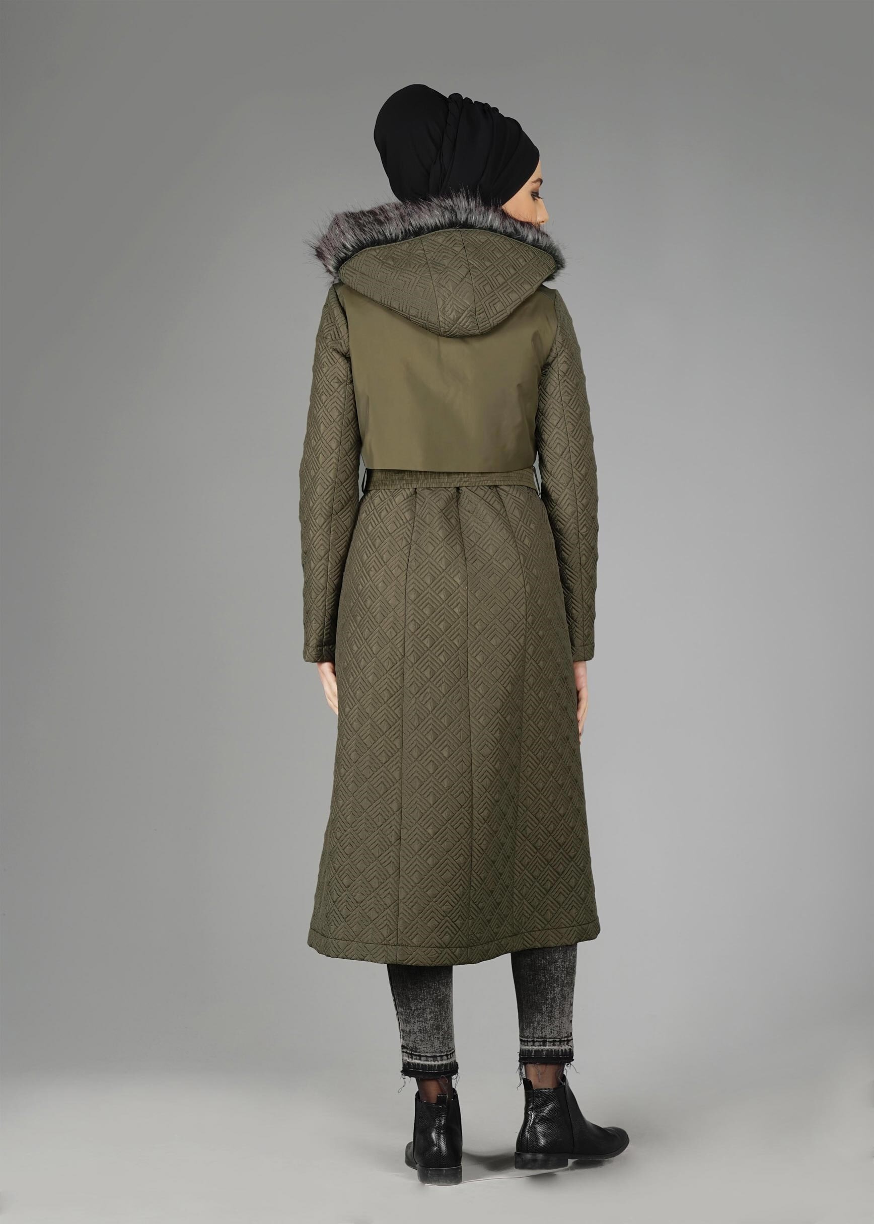 Tesettür giyim HAKİ KENDİNDEN DESENLİ KAPÜŞONU KÜRKLÜ KABAN 9597