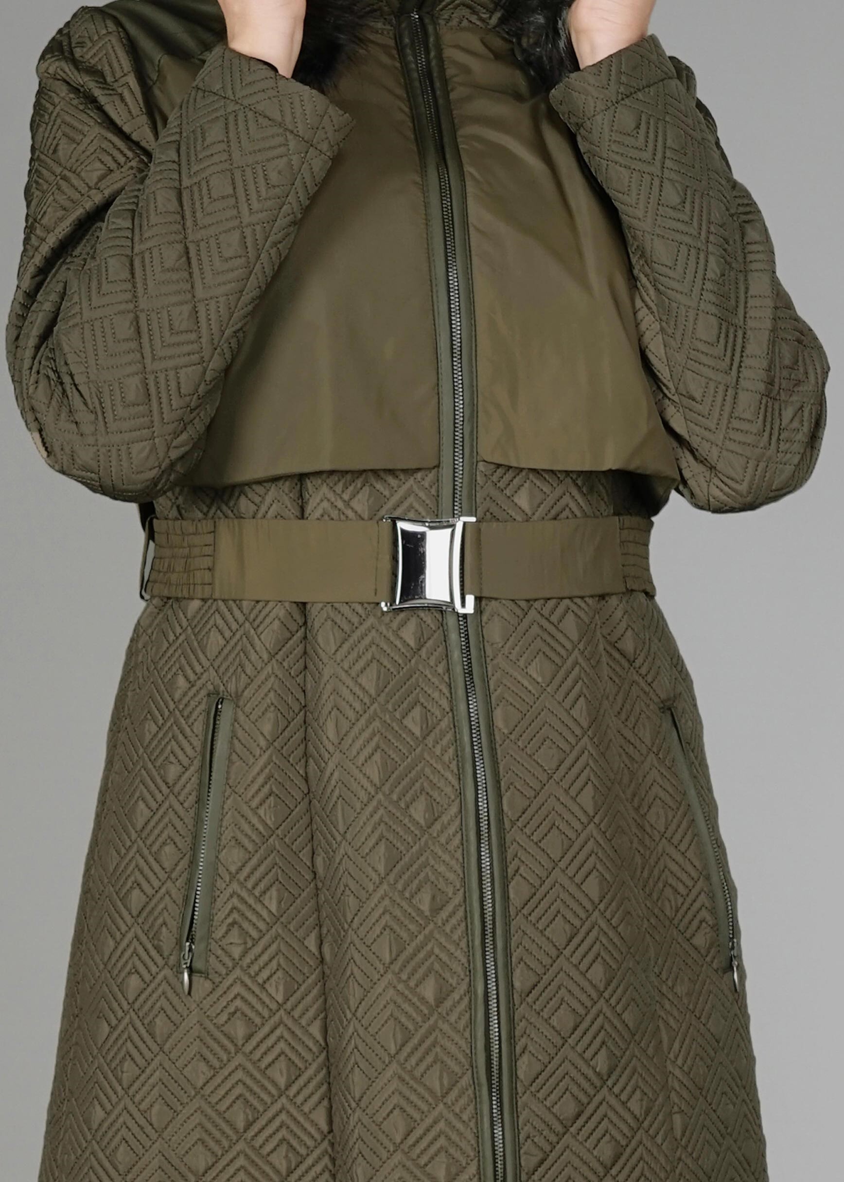 Tesettür giyim HAKİ KENDİNDEN DESENLİ KAPÜŞONU KÜRKLÜ KABAN 9597