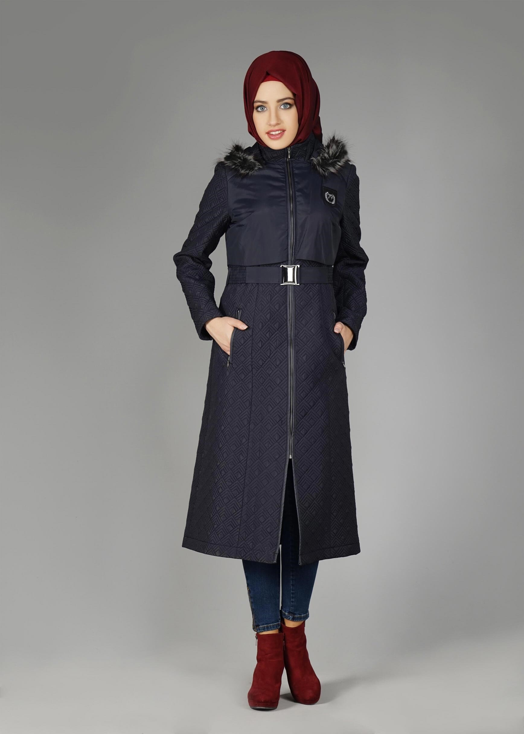 Tesettür giyim LACİVERT KENDİNDEN DESENLİ KAPÜŞONU KÜRKLÜ KABAN 9597