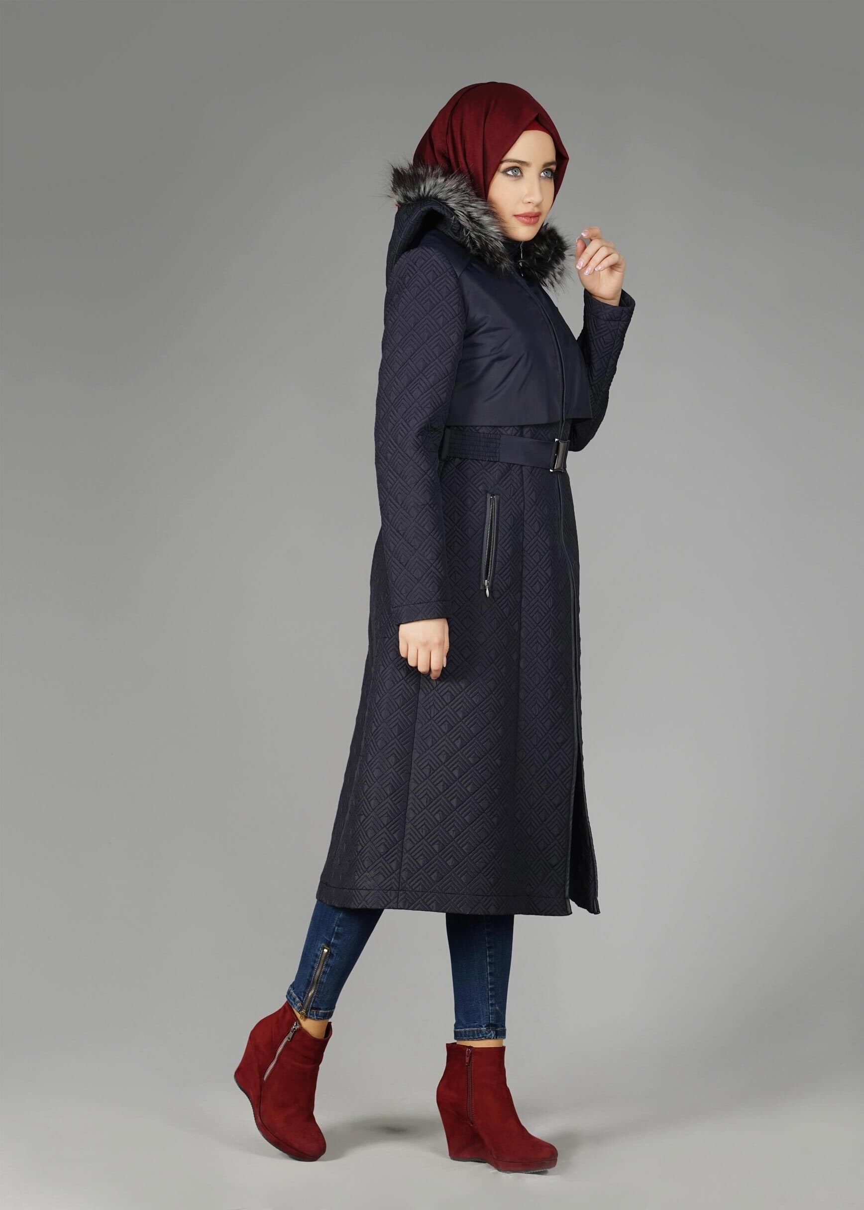 Tesettür giyim LACİVERT KENDİNDEN DESENLİ KAPÜŞONU KÜRKLÜ KABAN 9597