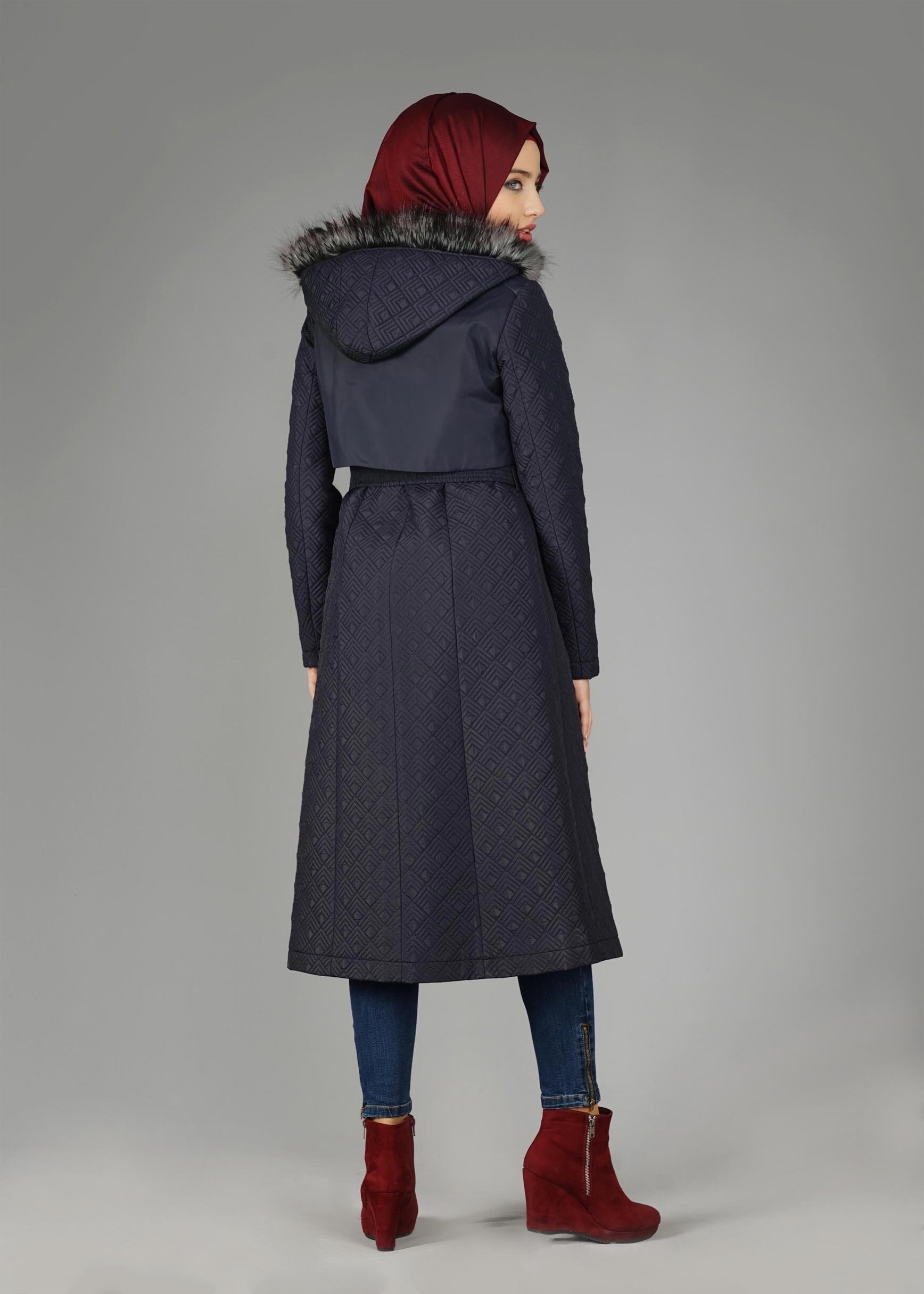 Tesettür giyim LACİVERT KENDİNDEN DESENLİ KAPÜŞONU KÜRKLÜ KABAN 9597