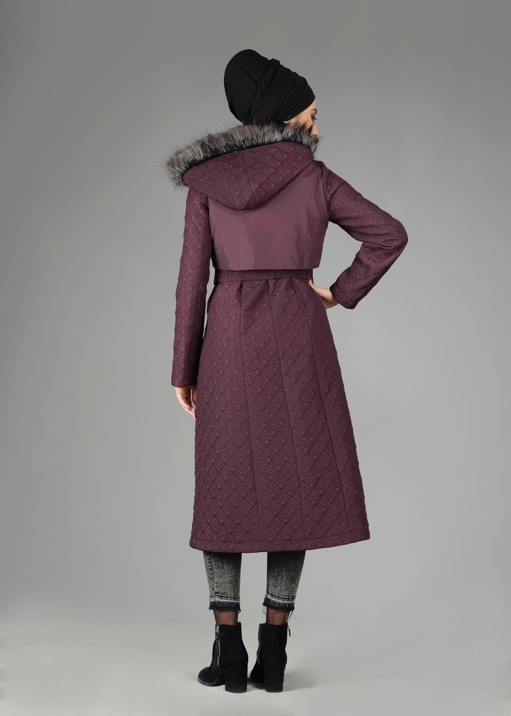 Tesettür giyim MÜRDÜM KENDİNDEN DESENLİ KAPÜŞONU KÜRKLÜ KABAN 9597