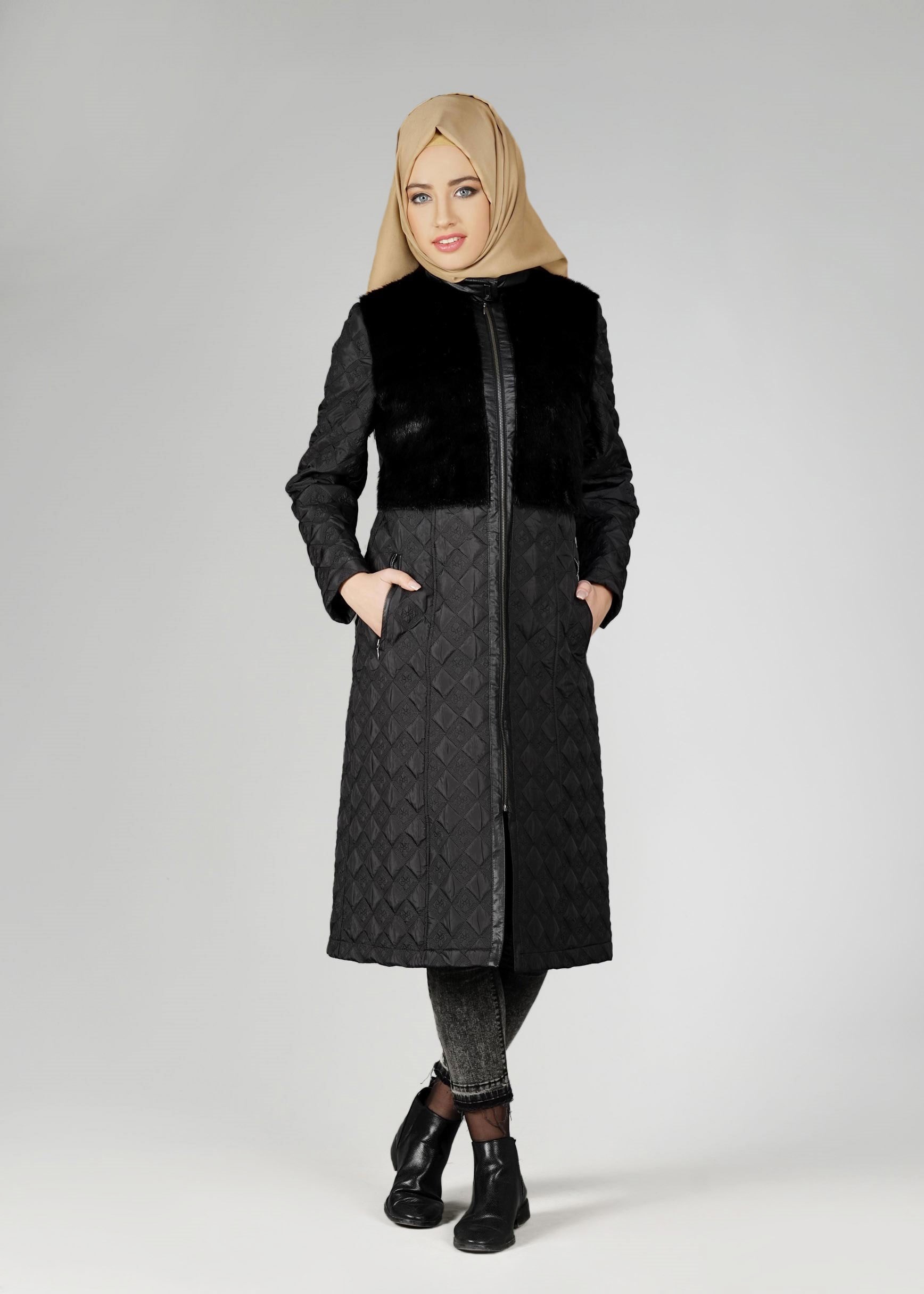 Tesettür giyim SİYAH ÖNÜ KÜRK DETAYLI KAPİTONE KABAN 9599