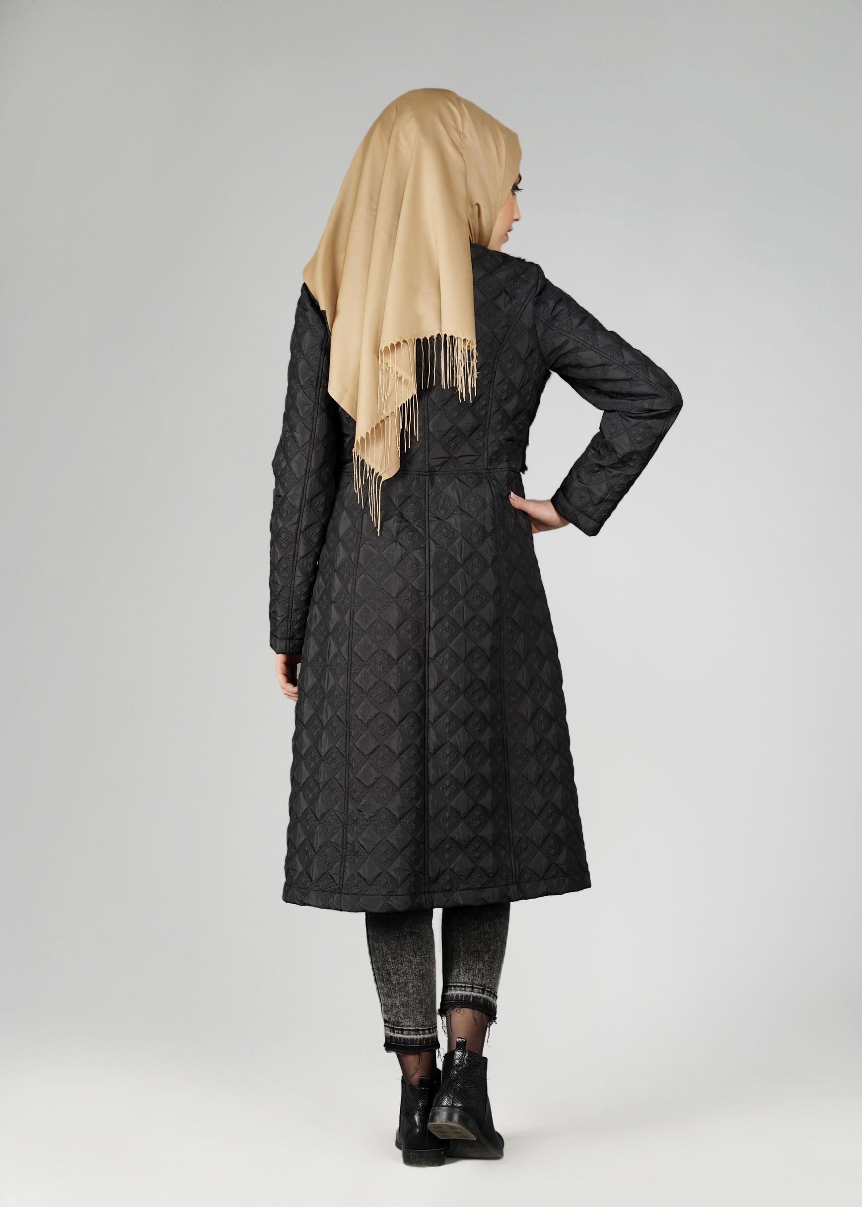 Tesettür giyim SİYAH ÖNÜ KÜRK DETAYLI KAPİTONE KABAN 9599