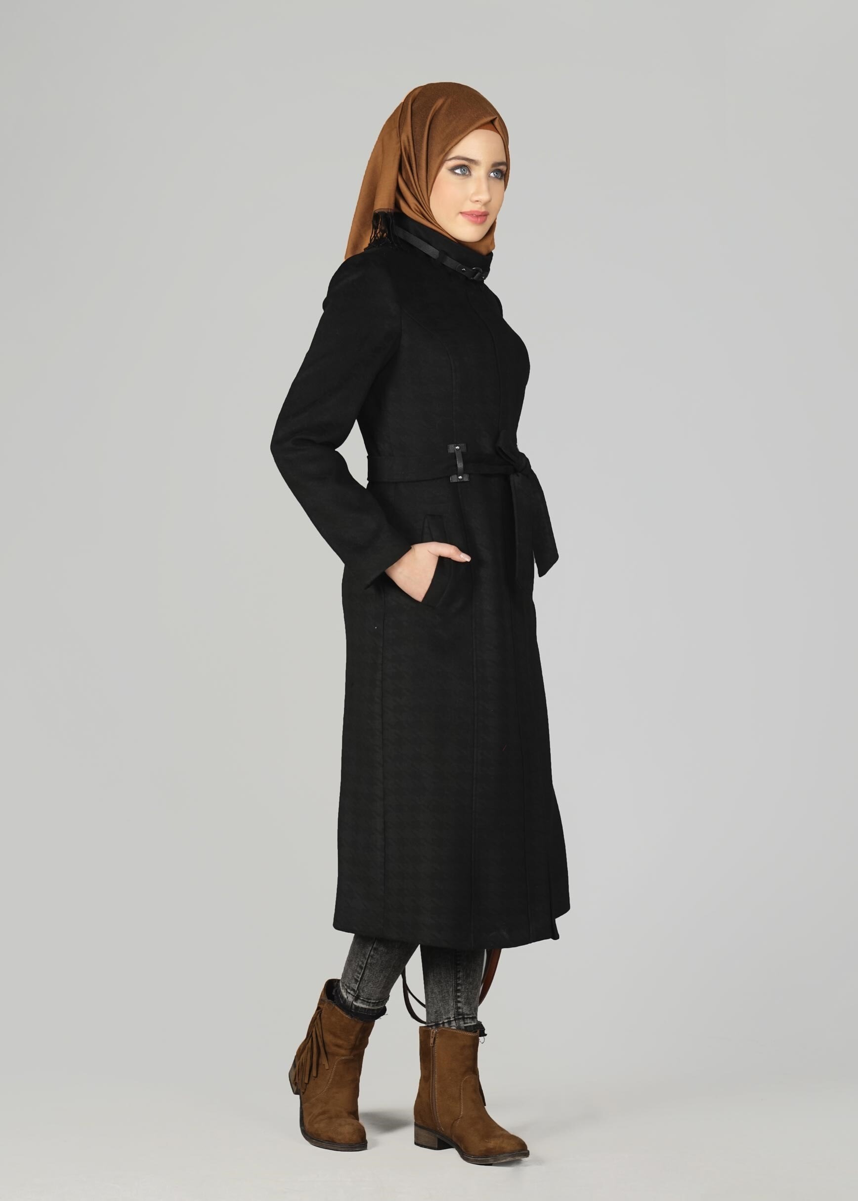 Tesettür giyim SİYAH KUŞAKLI KENDİNDEN DESENLİ KABAN 9605
