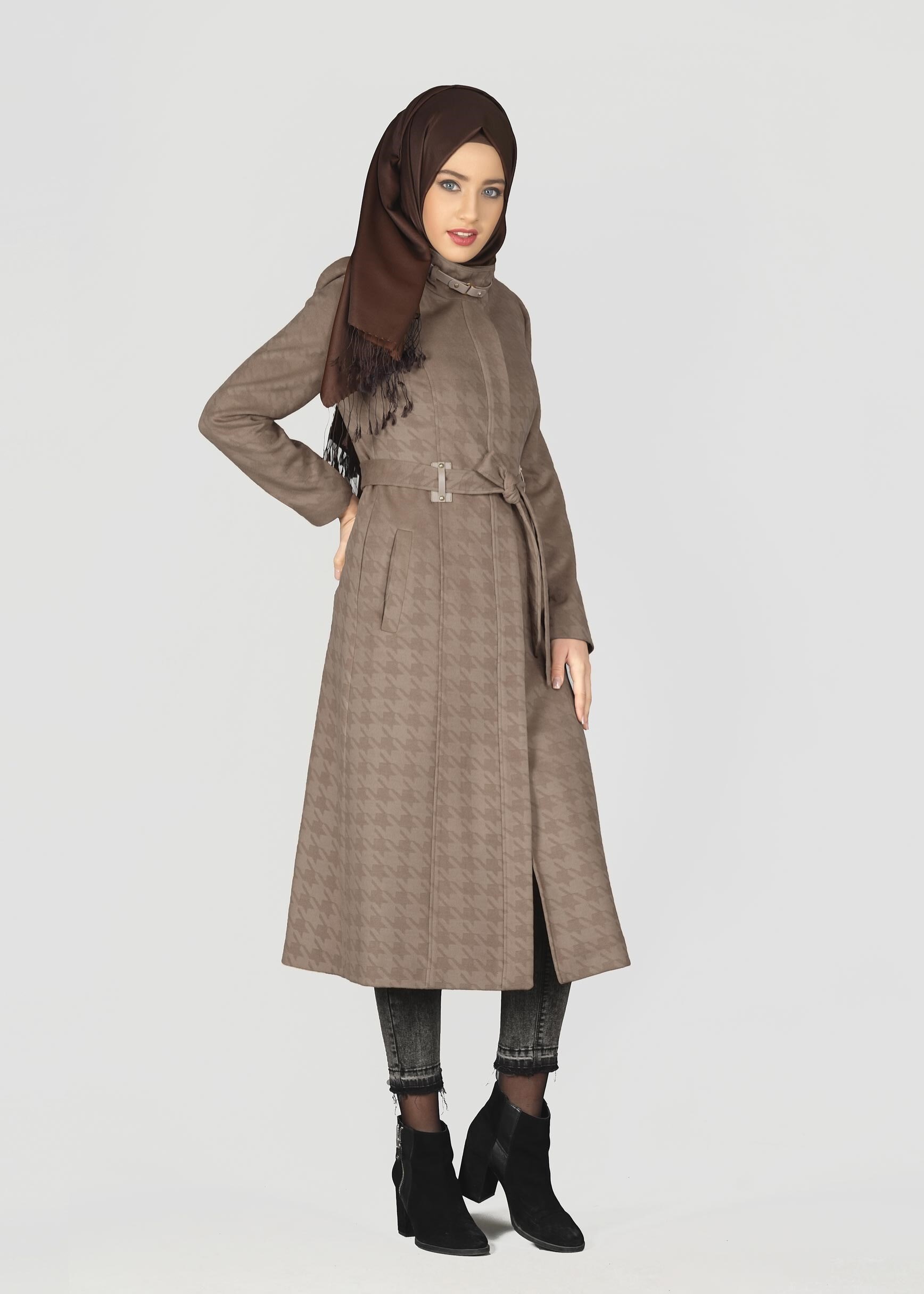 Tesettür giyim KAHVE KUŞAKLI KENDİNDEN DESENLİ KABAN 9605