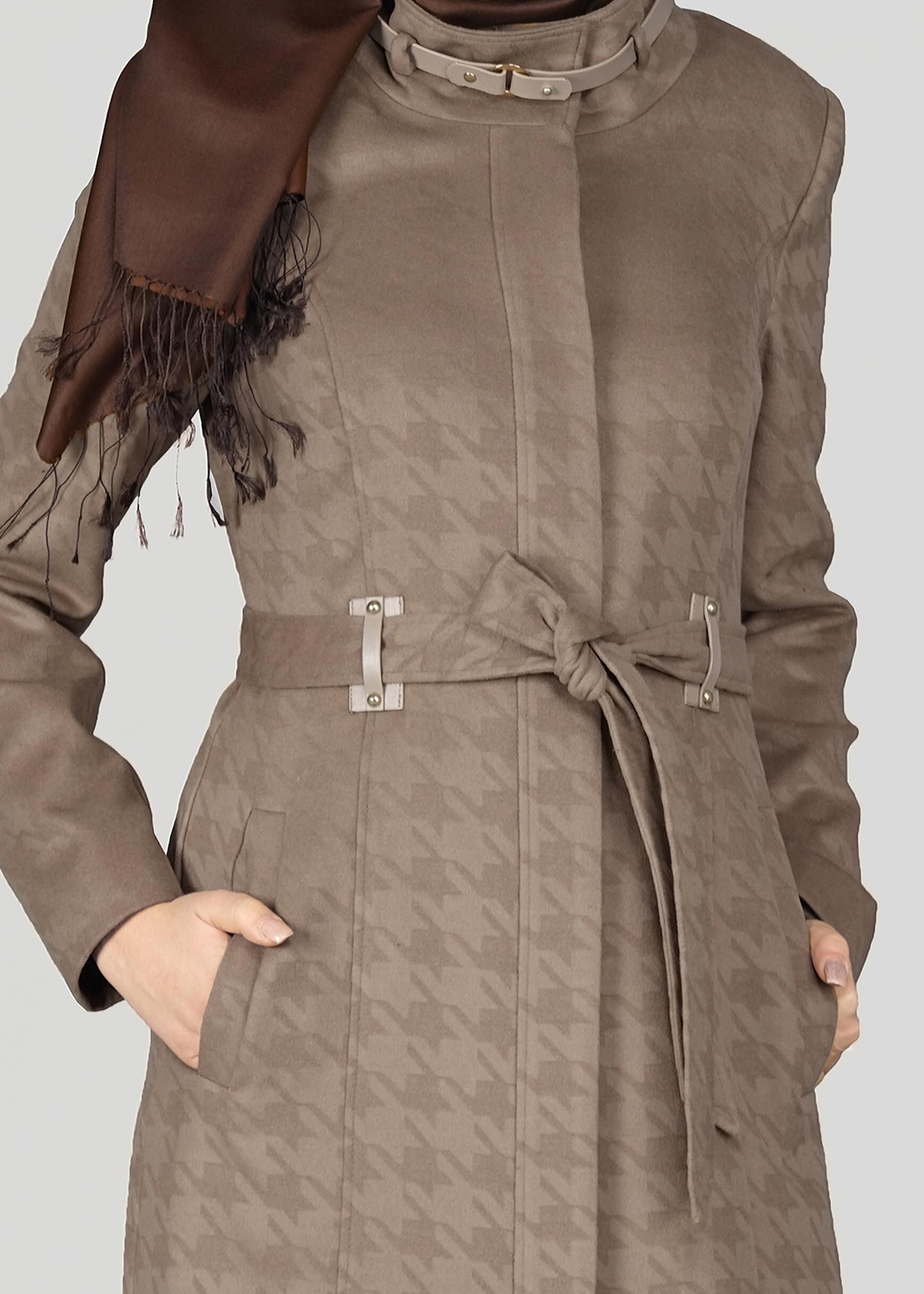 Tesettür giyim KAHVE KUŞAKLI KENDİNDEN DESENLİ KABAN 9605