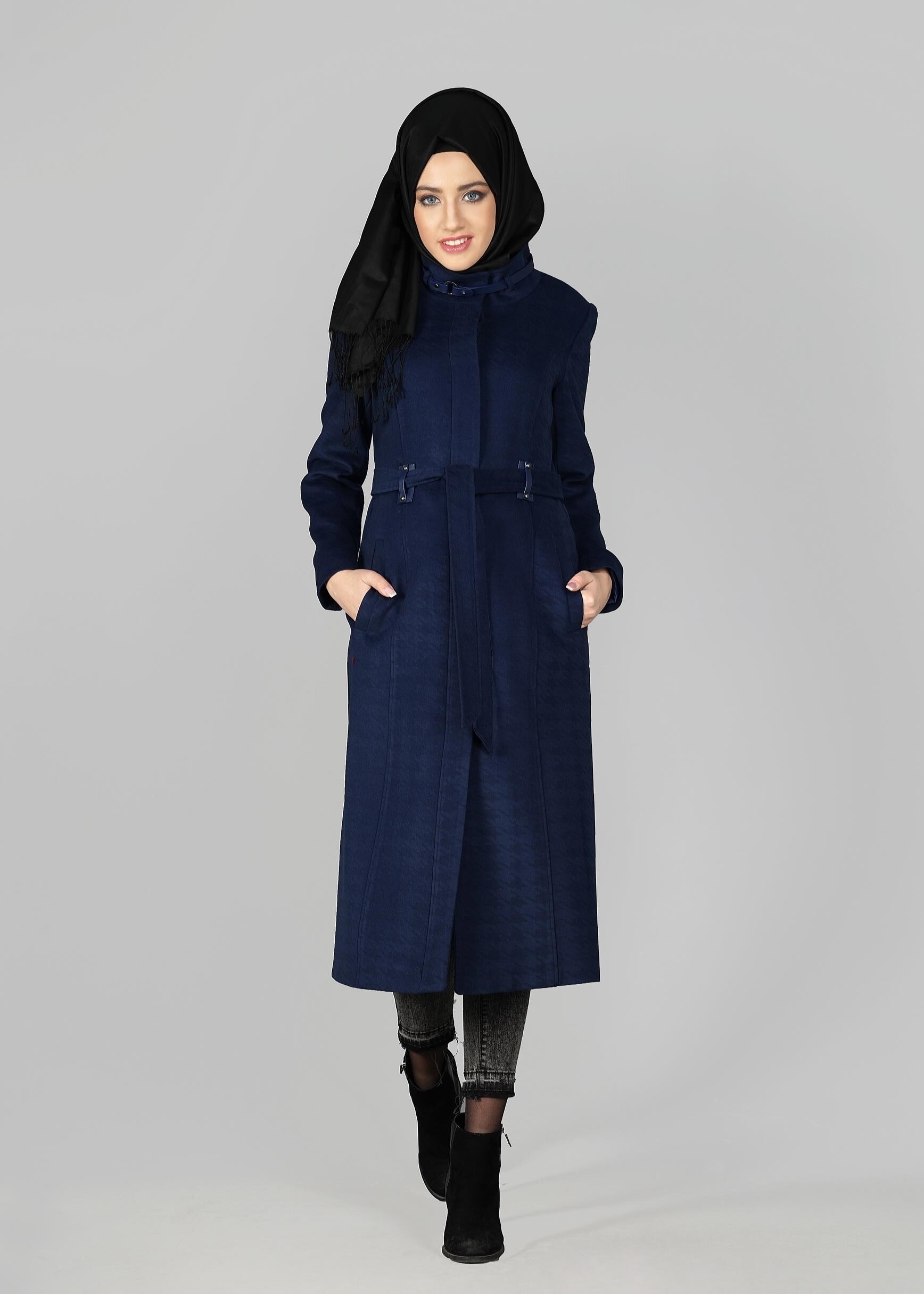 Tesettür giyim LACİVERT KUŞAKLI KENDİNDEN DESENLİ KABAN 9605
