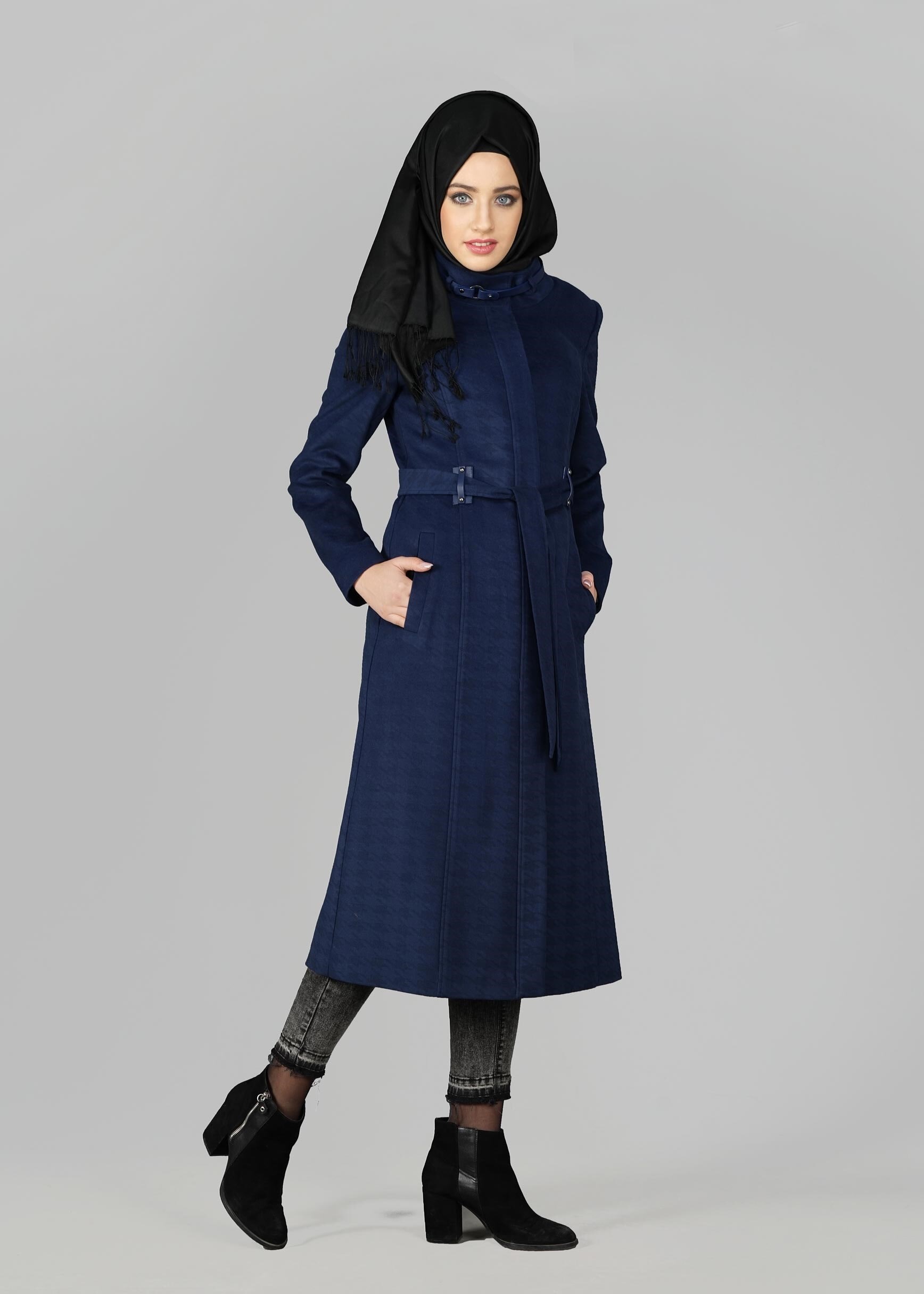Tesettür giyim LACİVERT KUŞAKLI KENDİNDEN DESENLİ KABAN 9605