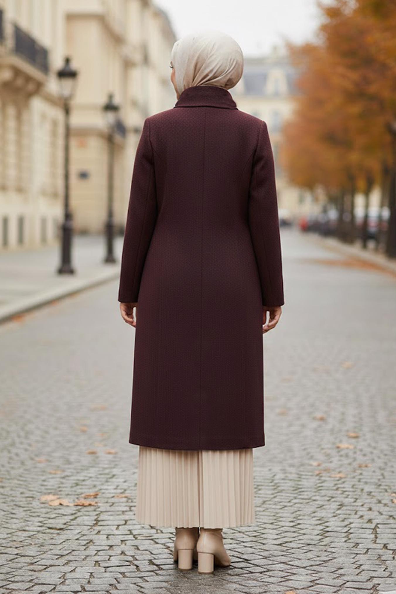 Tesettür giyim BORDO DÜĞME DETAYLI KENDİNDEN DESENLİ KABAN 9611