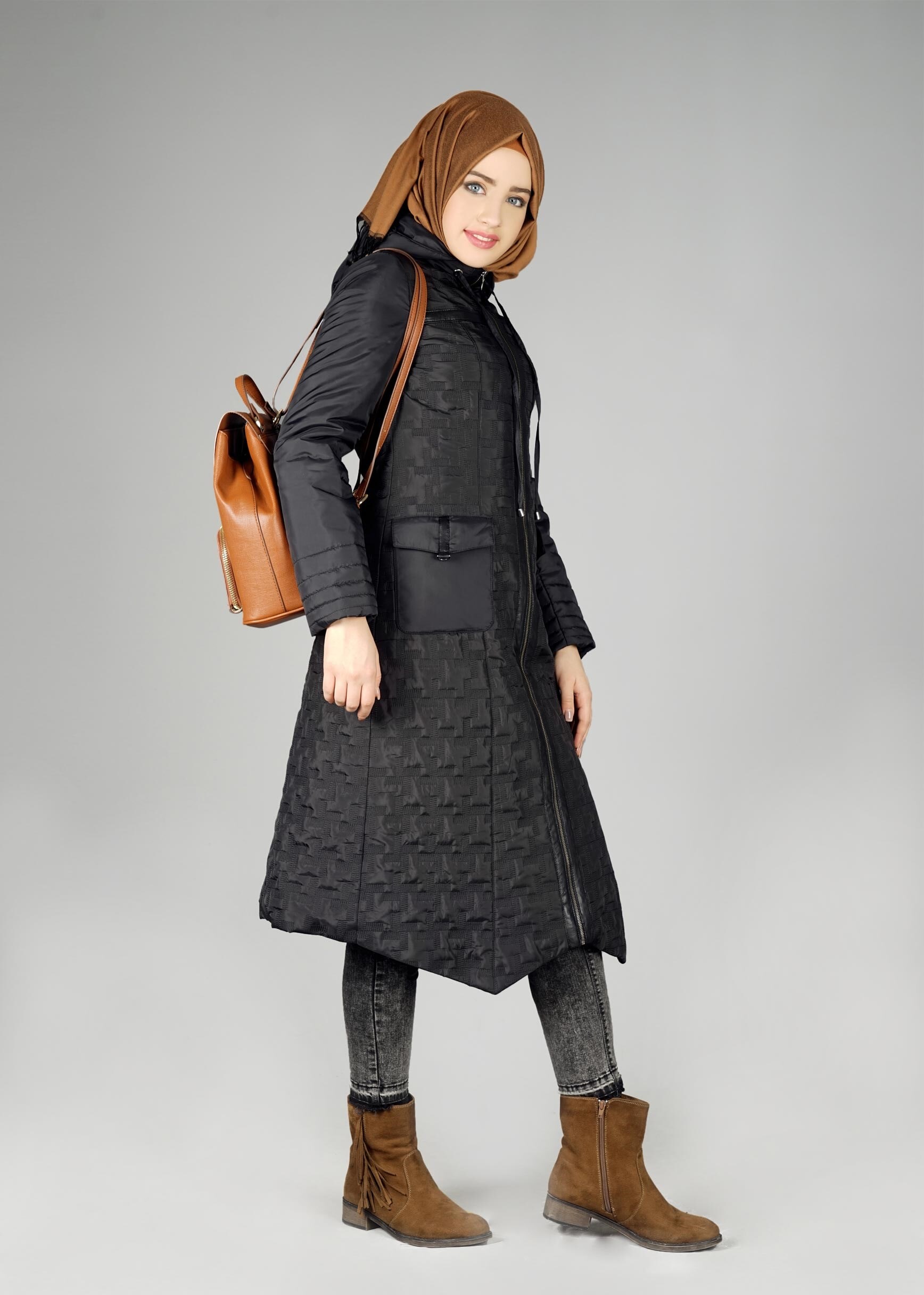 Tesettür giyim SİYAH KAPÜŞONLU FERMUARLI KABAN 9612