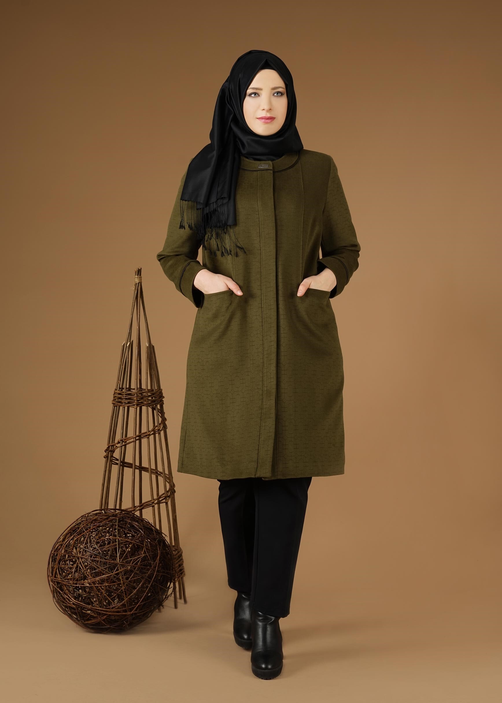 Tesettür giyim YEŞİL BİSİKLET YAKALI KENDİNDEN DESENLİ KABAN 9617