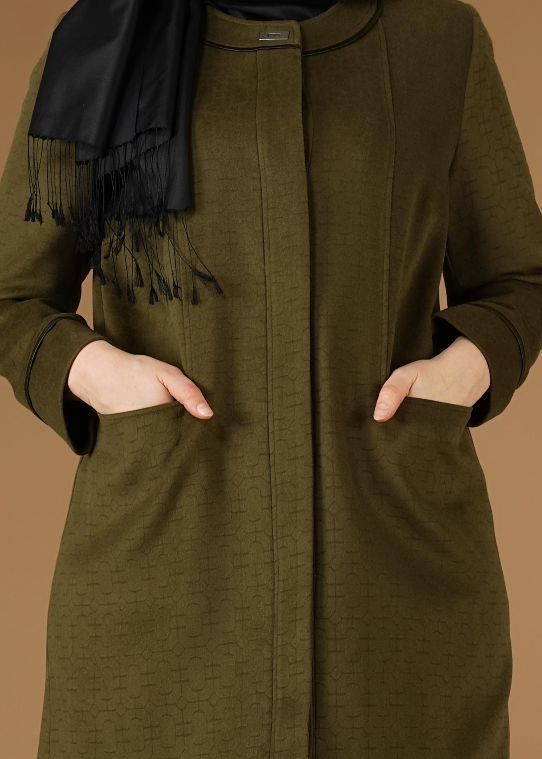 Tesettür giyim YEŞİL BİSİKLET YAKALI KENDİNDEN DESENLİ KABAN 9617