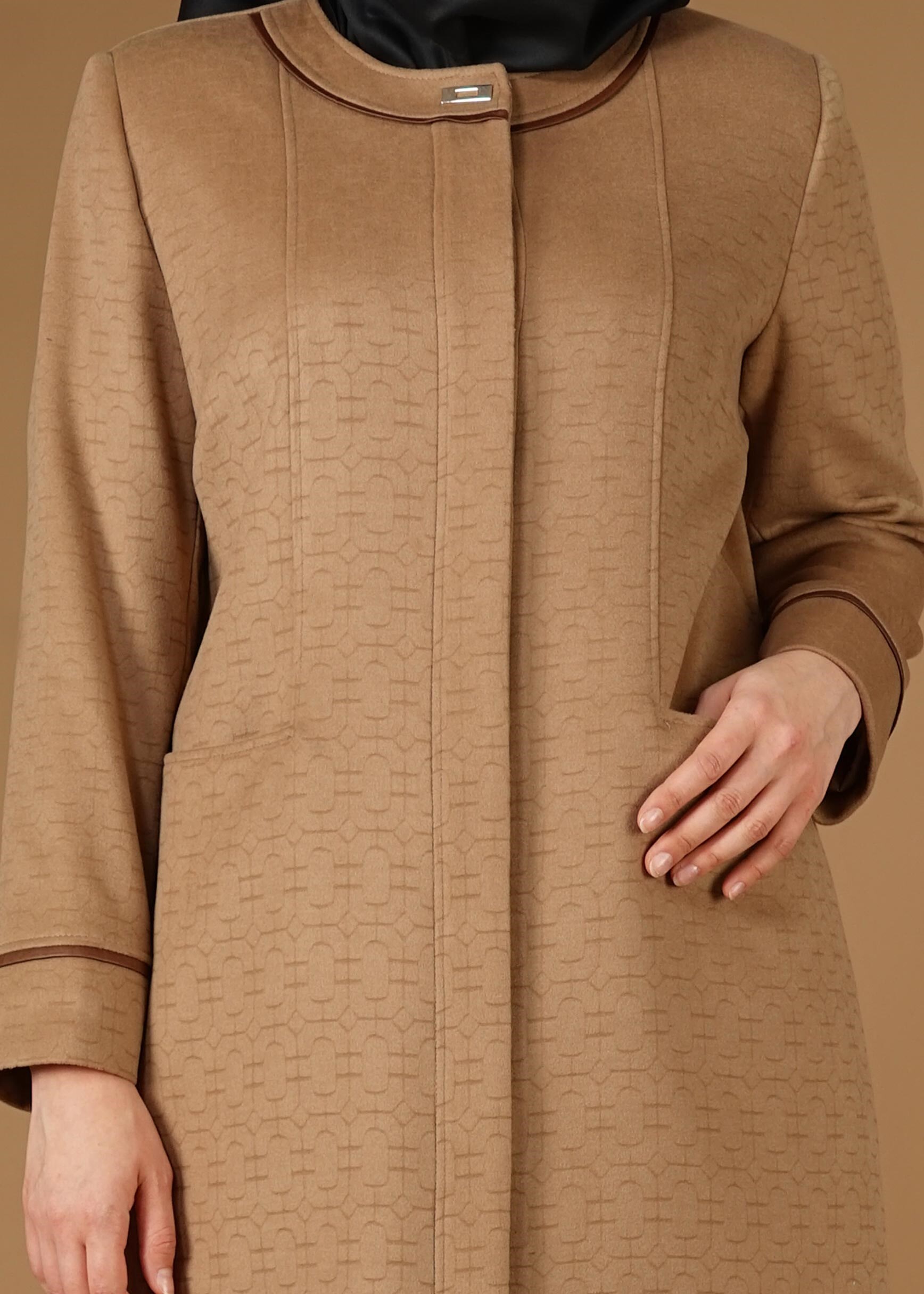 Tesettür giyim KAHVE BİSİKLET YAKALI KENDİNDEN DESENLİ KABAN 9617