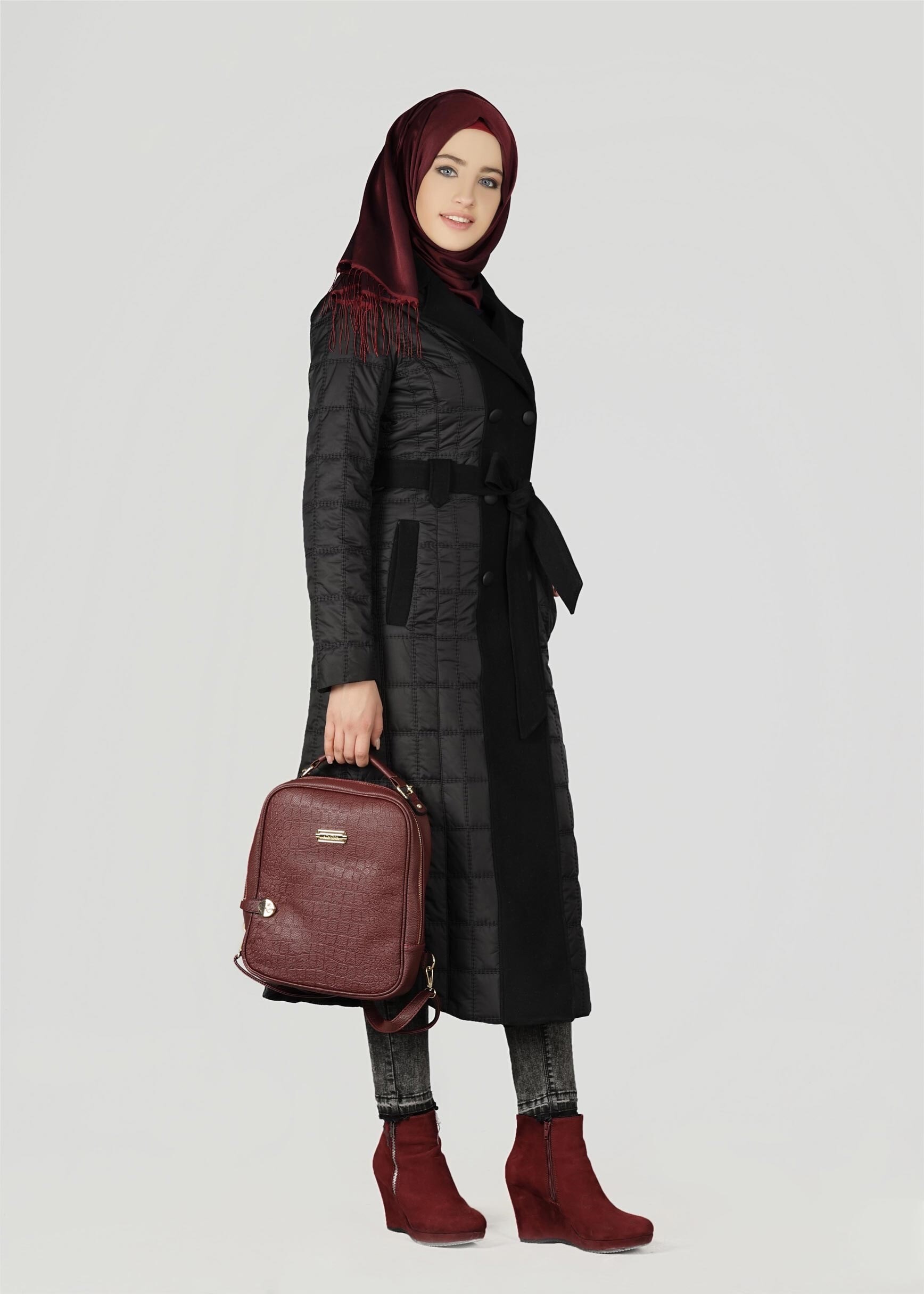 Tesettür giyim SİYAH KAPİTONE DESENLİ KRUVAZE YAKA KABAN 9621