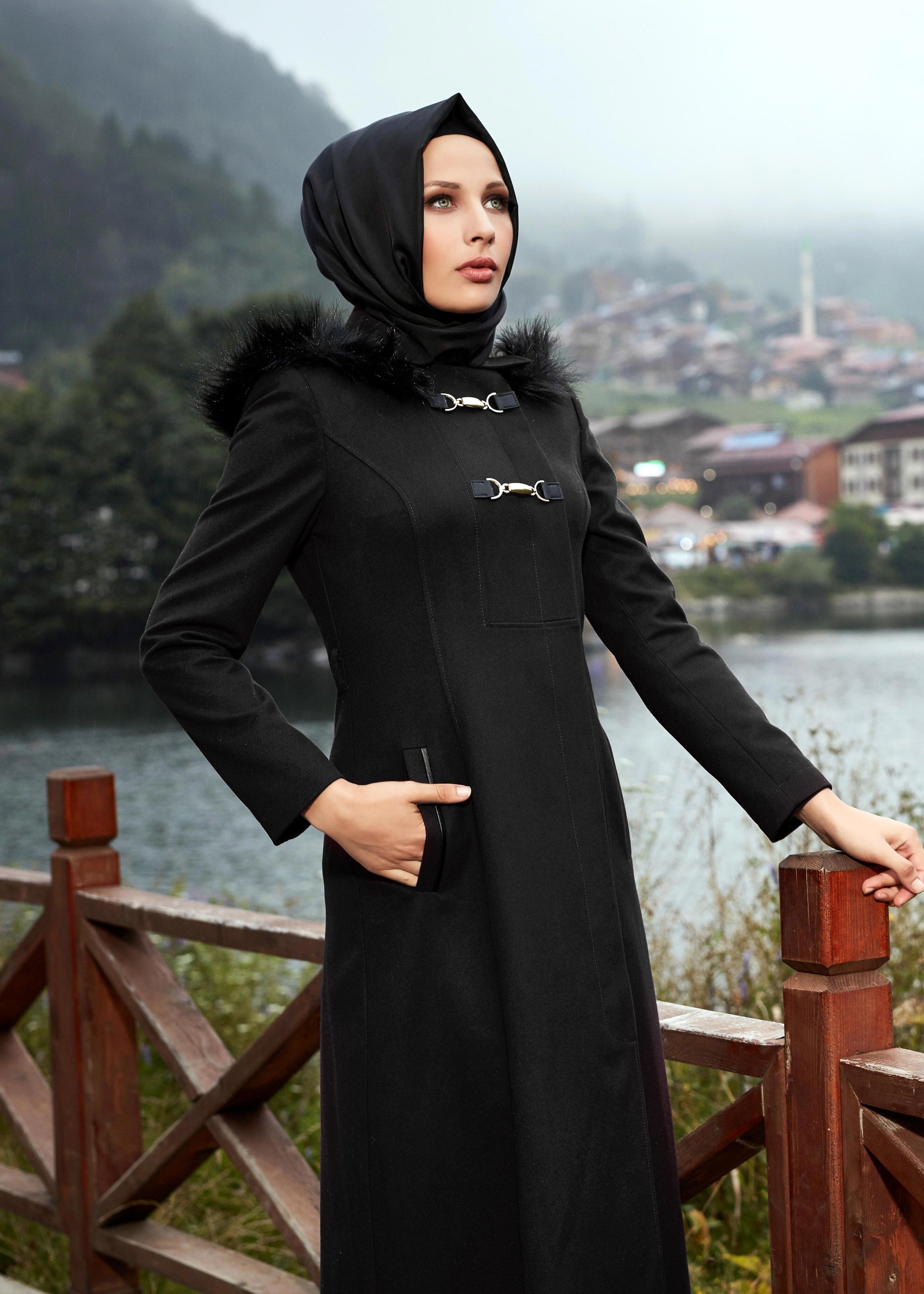 Tesettür giyim SİYAH KAPÜŞONU KÜRKLÜ KAŞE MANTO 9469