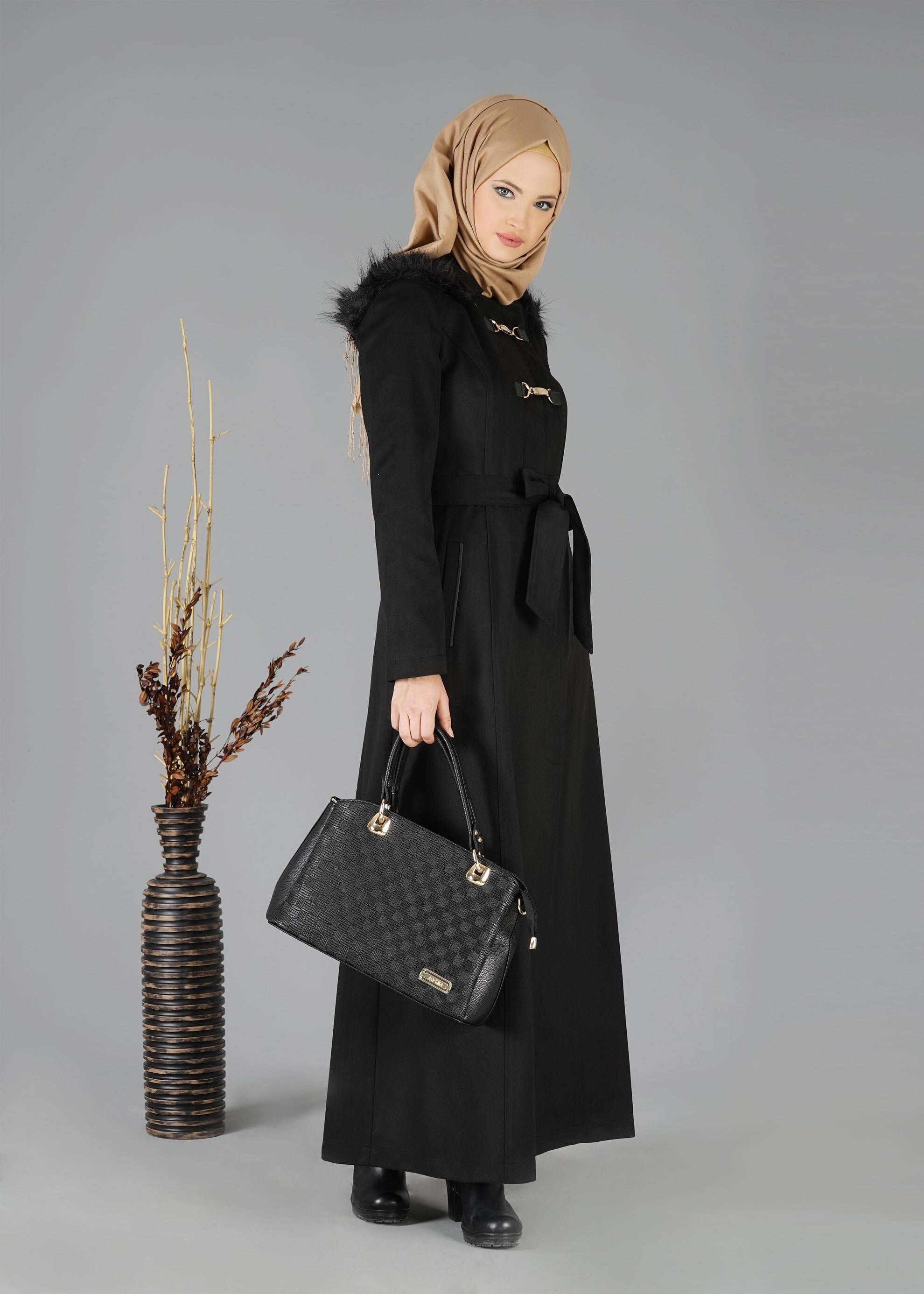 Tesettür giyim SİYAH KAPÜŞONU KÜRKLÜ KAŞE MANTO 9469