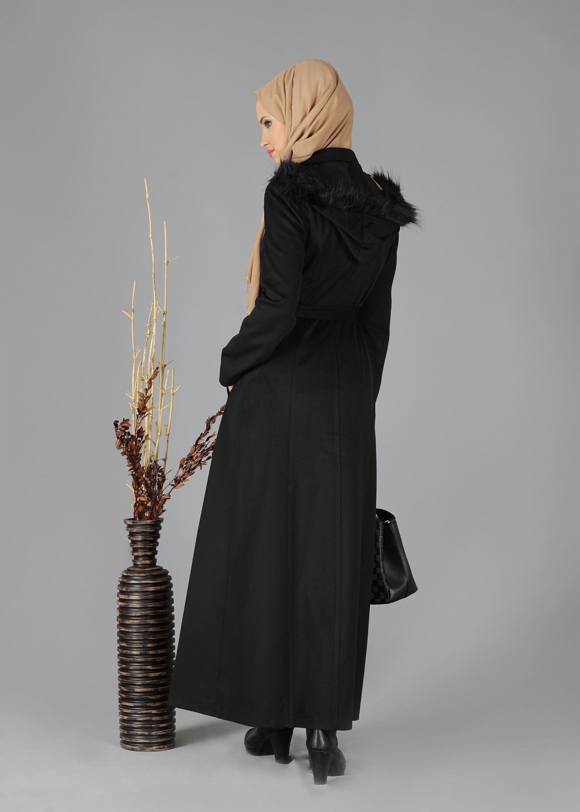 Tesettür giyim SİYAH KAPÜŞONU KÜRKLÜ KAŞE MANTO 9469