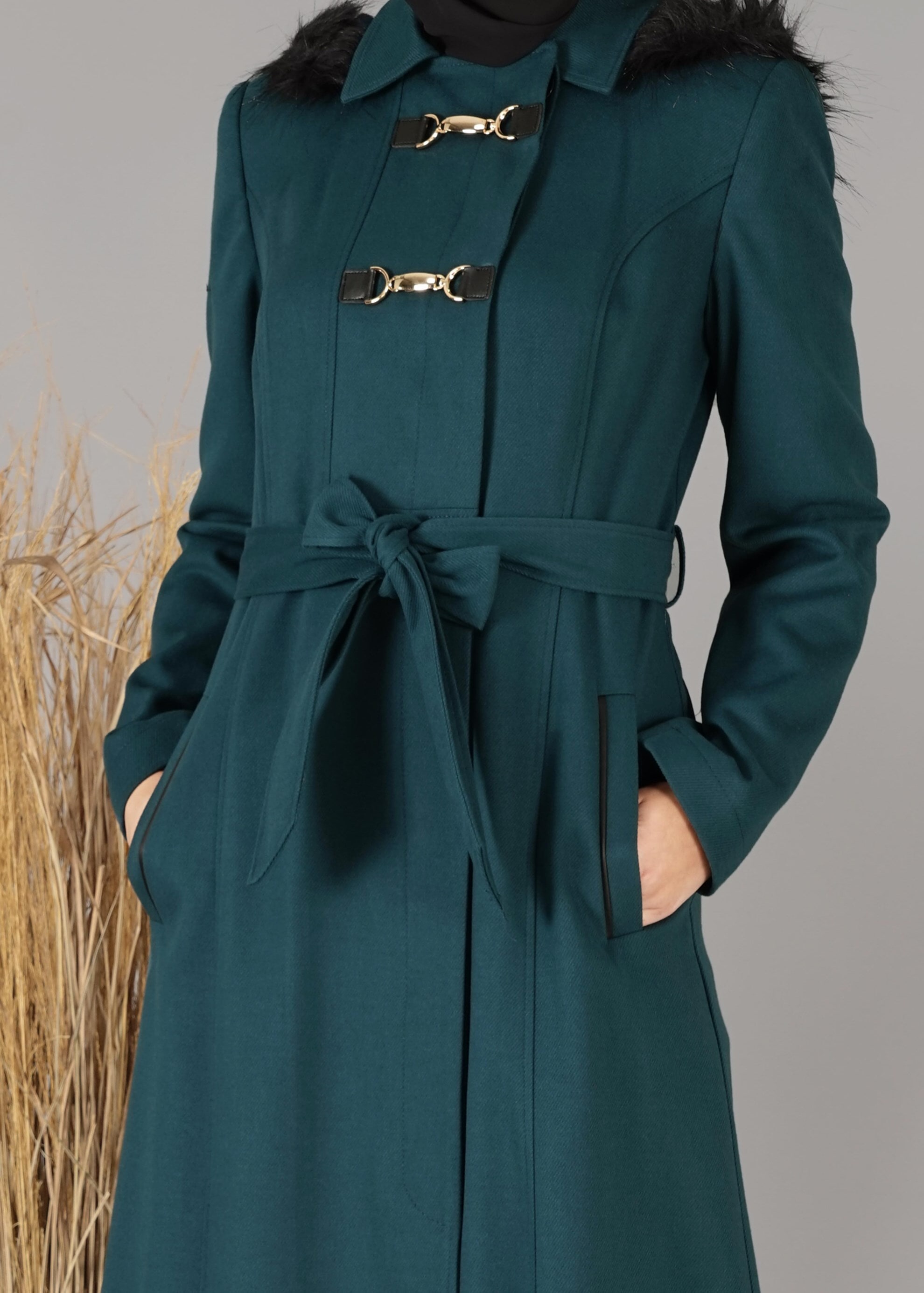 Tesettür giyim MAVİ KAPÜŞONU KÜRKLÜ KAŞE MANTO 9469