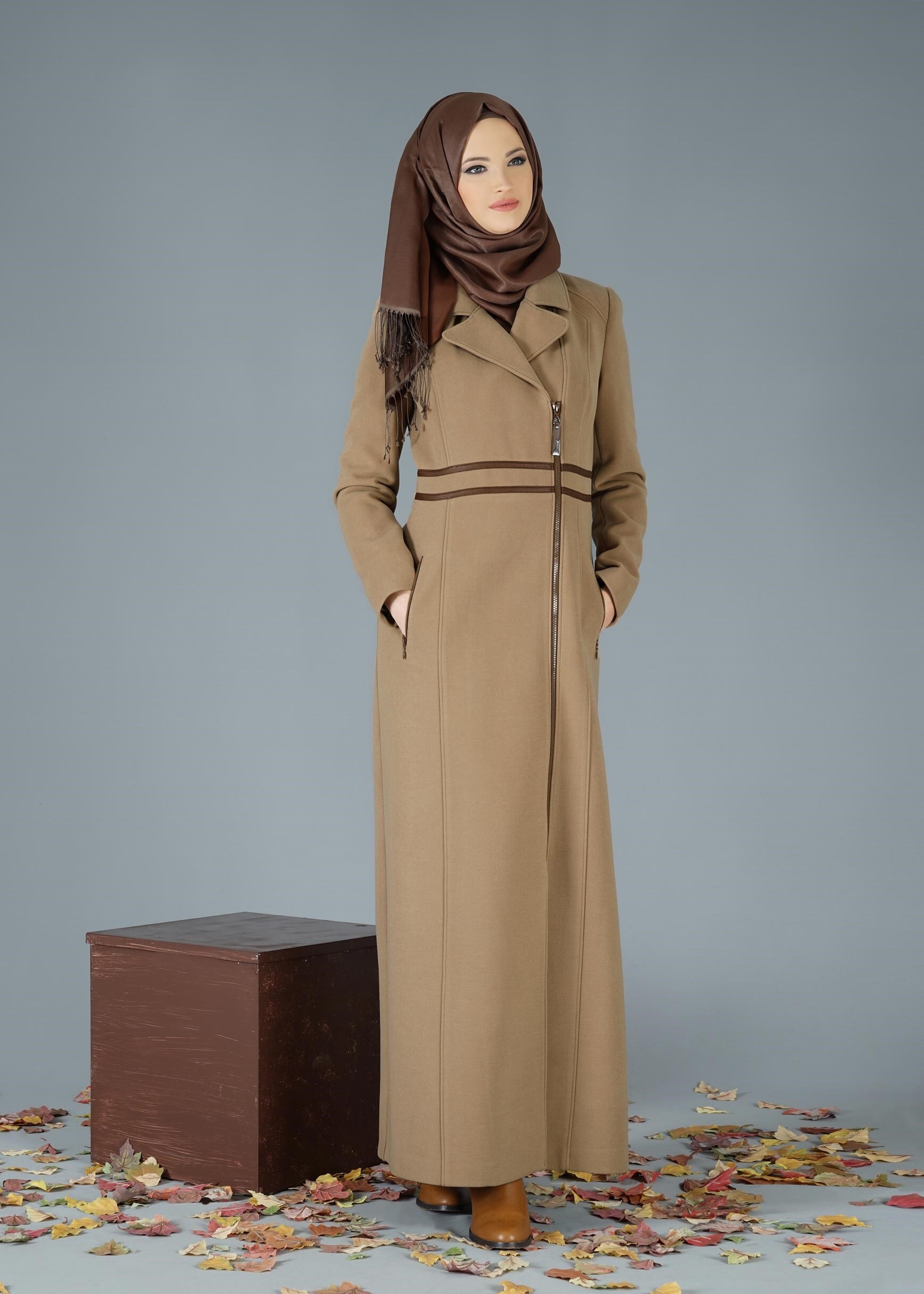 Tesettür giyim KAHVE FERMUARLI ŞERİT DETAYLI MANTO 9483
