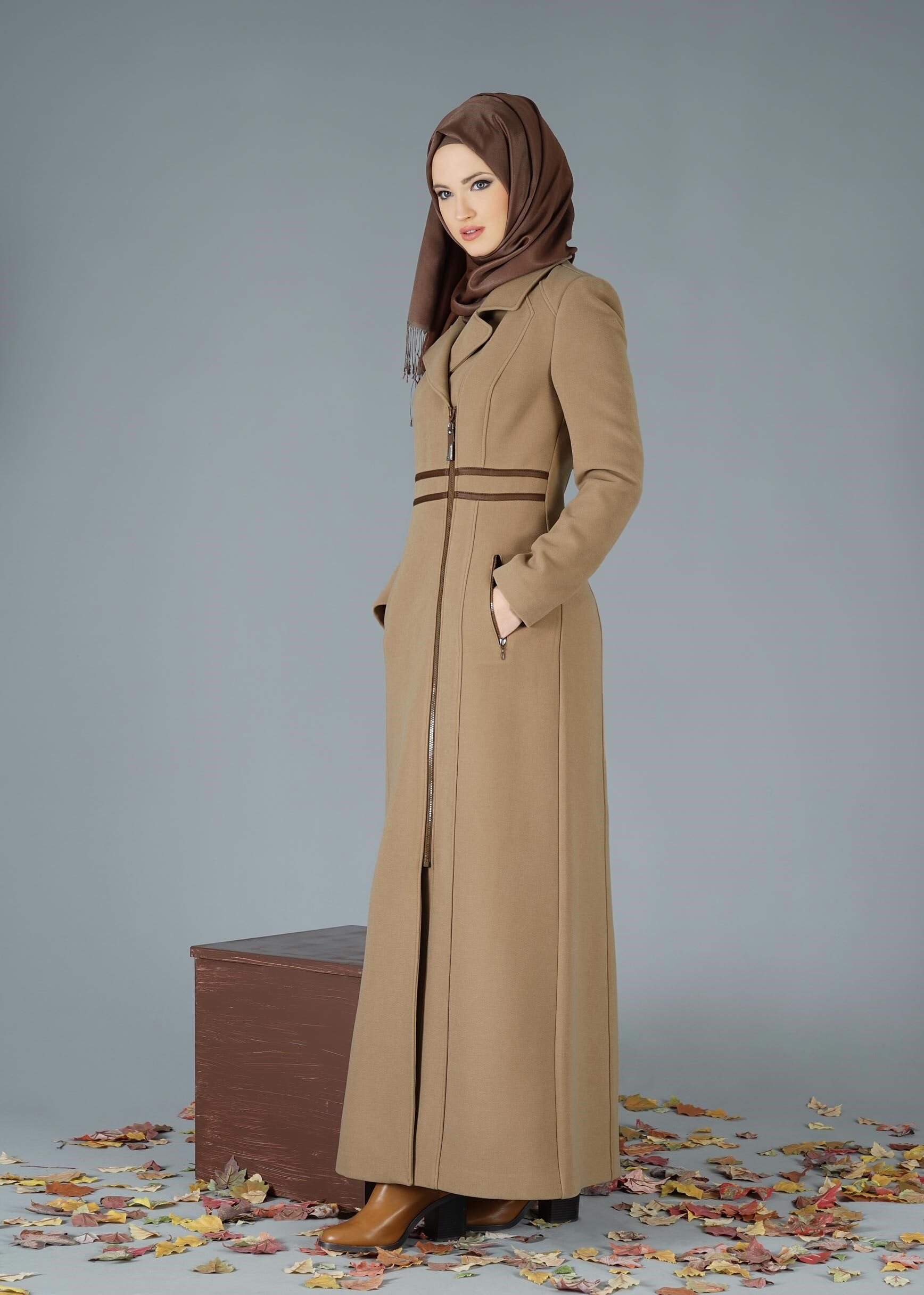 Tesettür giyim KAHVE FERMUARLI ŞERİT DETAYLI MANTO 9483