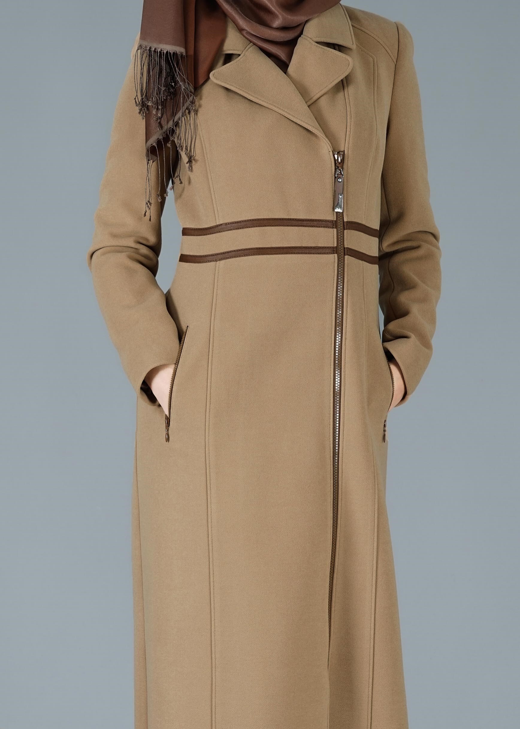 Tesettür giyim KAHVE FERMUARLI ŞERİT DETAYLI MANTO 9483