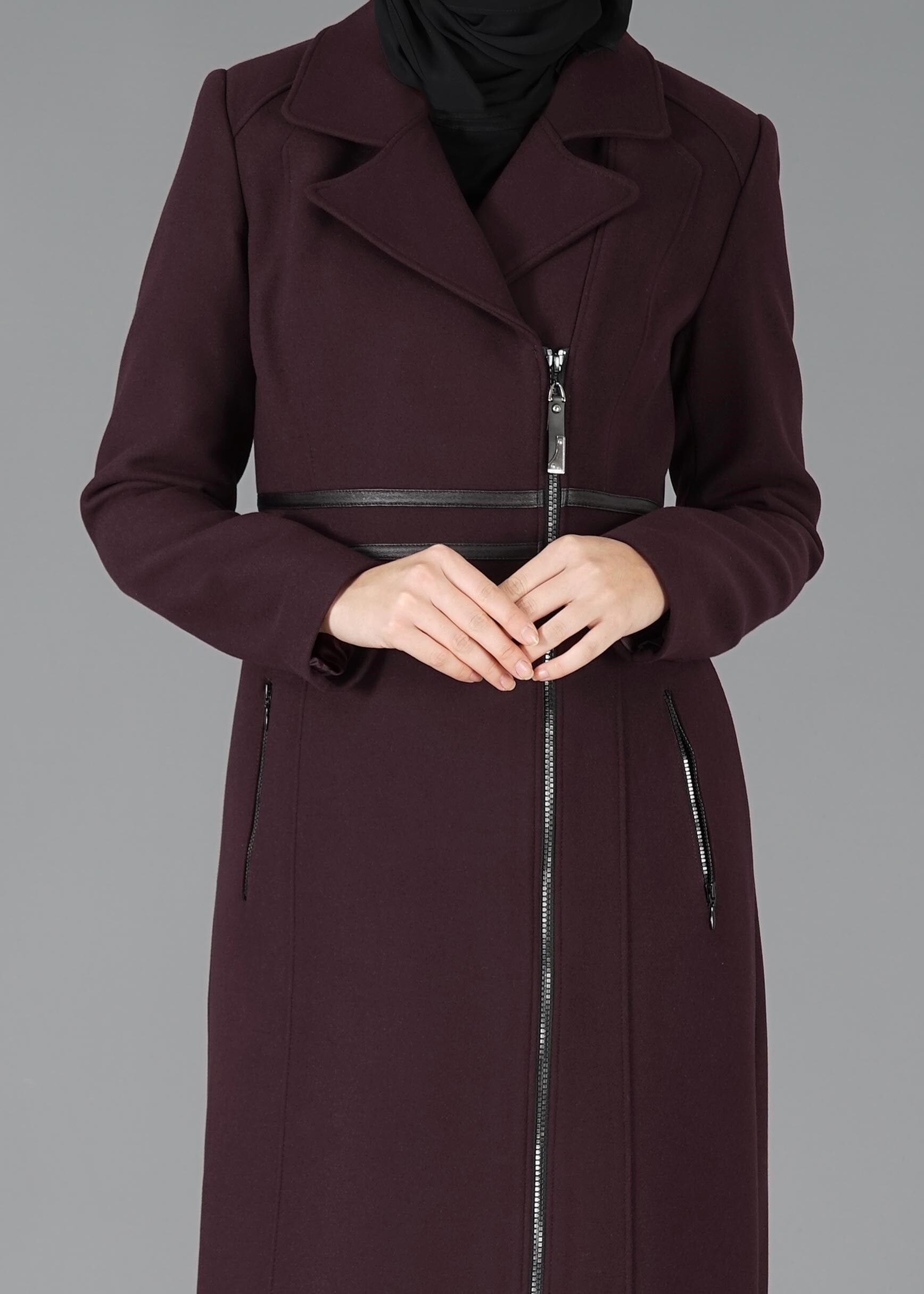 Tesettür giyim MÜRDÜM FERMUARLI ŞERİT DETAYLI MANTO 9483