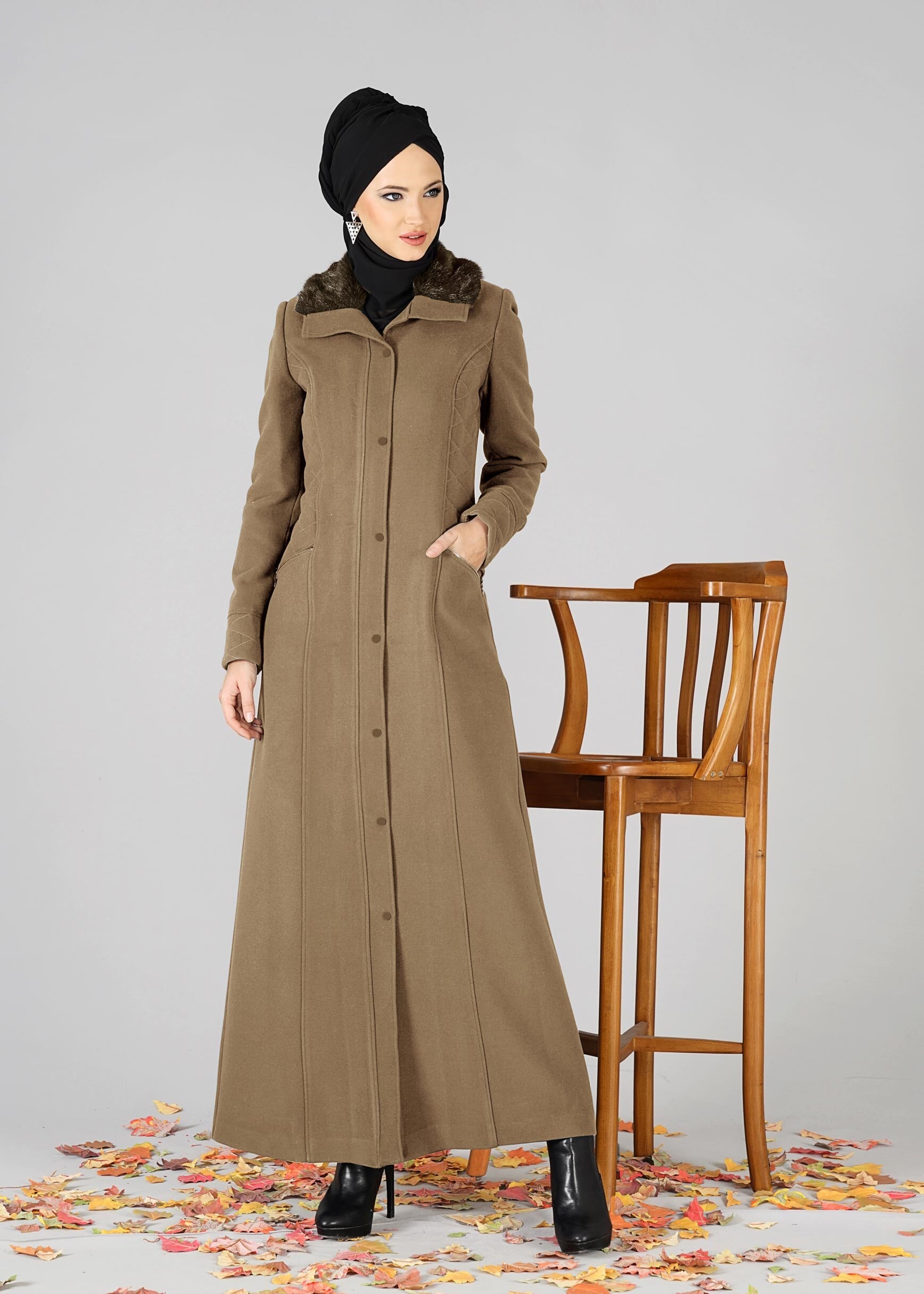 Tesettür giyim KAHVE YAKASI KÜRKLÜ KAŞE MANTO 9487