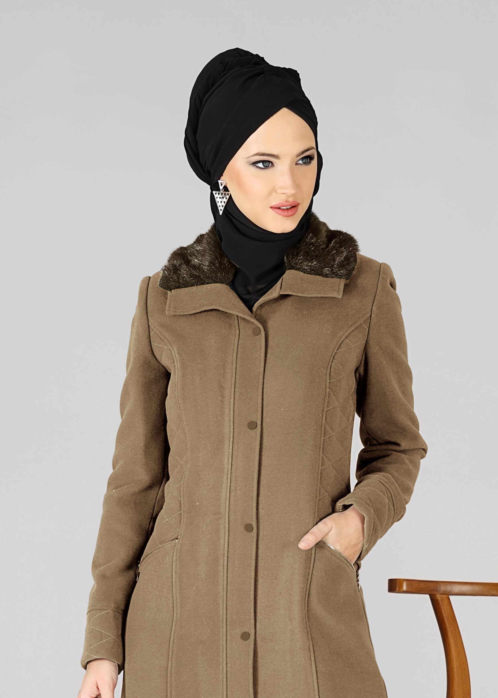 Tesettür giyim KAHVE YAKASI KÜRKLÜ KAŞE MANTO 9487